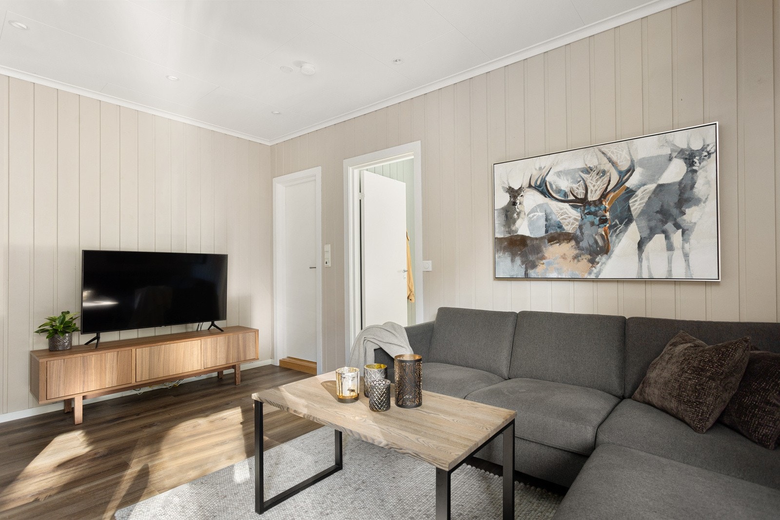 Leiligheten holdes god og lun på vinterstid med fjernvarme til radiatorer. Både oppvarming med fjernvarme, varmtvann og bredbånd fra Homenet er inkludert i felleskostnadene. Galleribilde