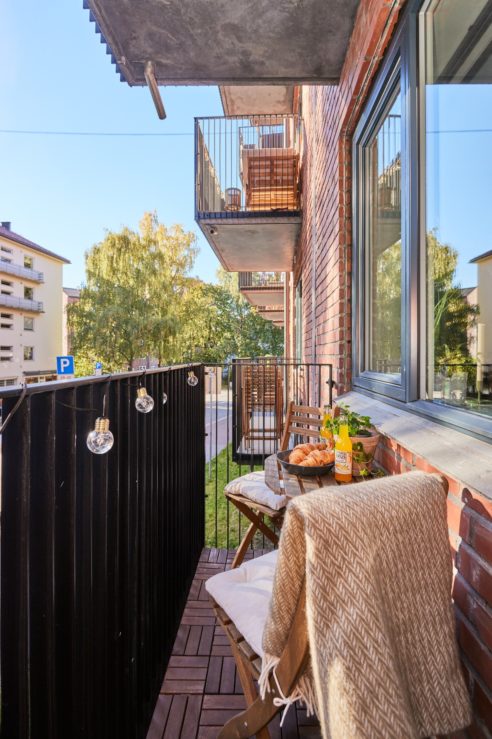 Balkongen er overbygget, har treheller på gulv og plass til en koselig sittegruppe. Galleribilde