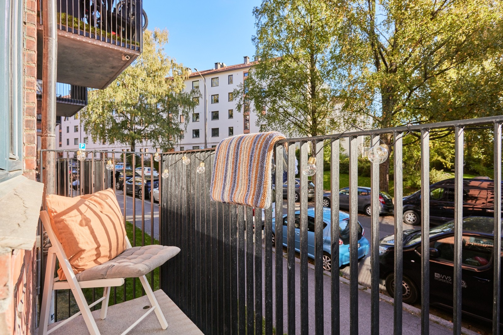 Balkongen er overbygget, har betonggulv og rekkverk av stål. Galleribilde