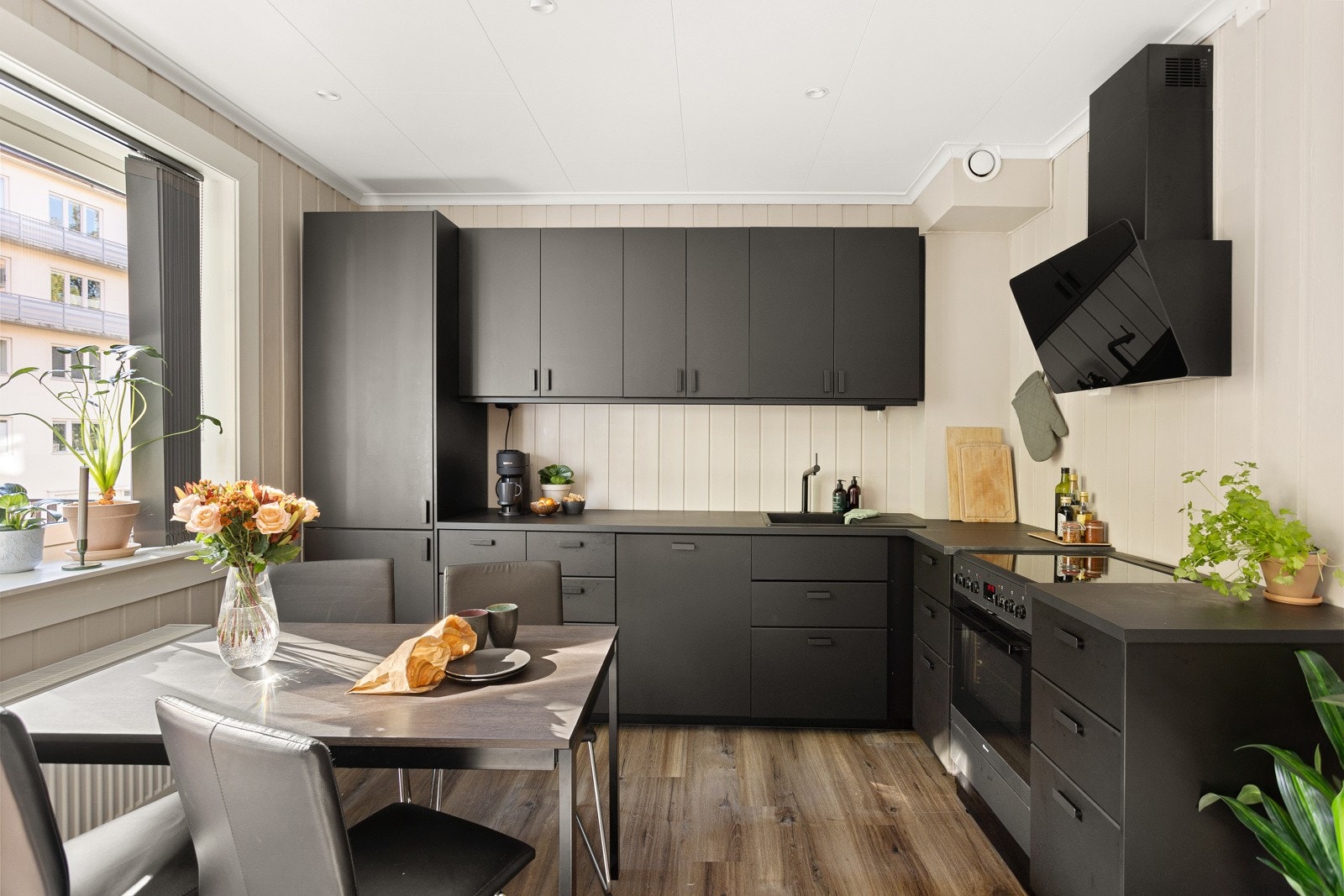 Kjøkkenet ligger i en fin, sosial og åpen løsning med stuen. Stilrent og moderne kjøkken fra 2022 med god skap- og benkeplass. Galleribilde