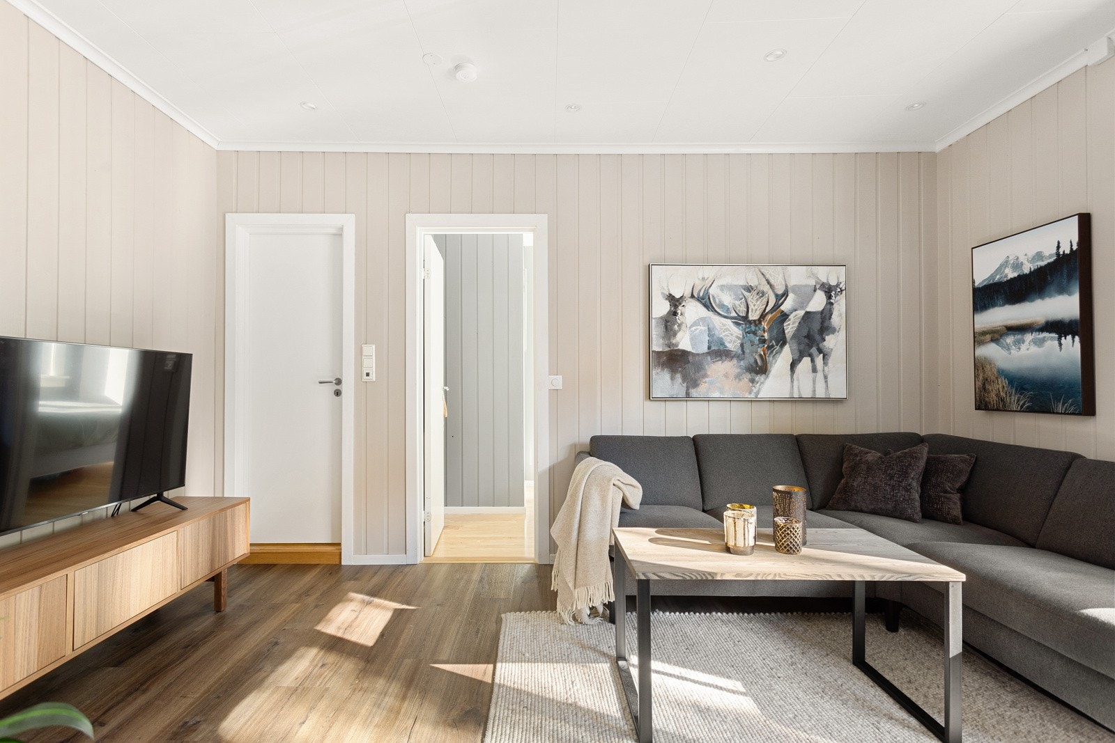 Stuen har god standard med pen enstavs laminat på gulv, overflater malt i en fin varm farge, skjult elektrisk anlegg og downlights i himlingen. Galleribilde