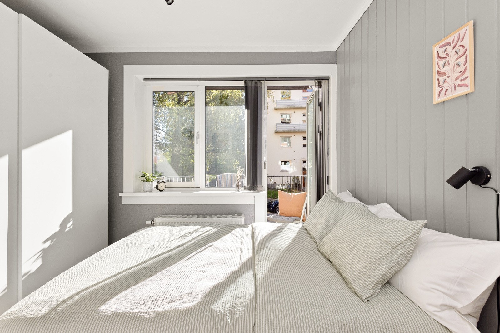 Soverommet er malt i en fin tidløs farge og har skjult elektrisk anlegg. Galleribilde