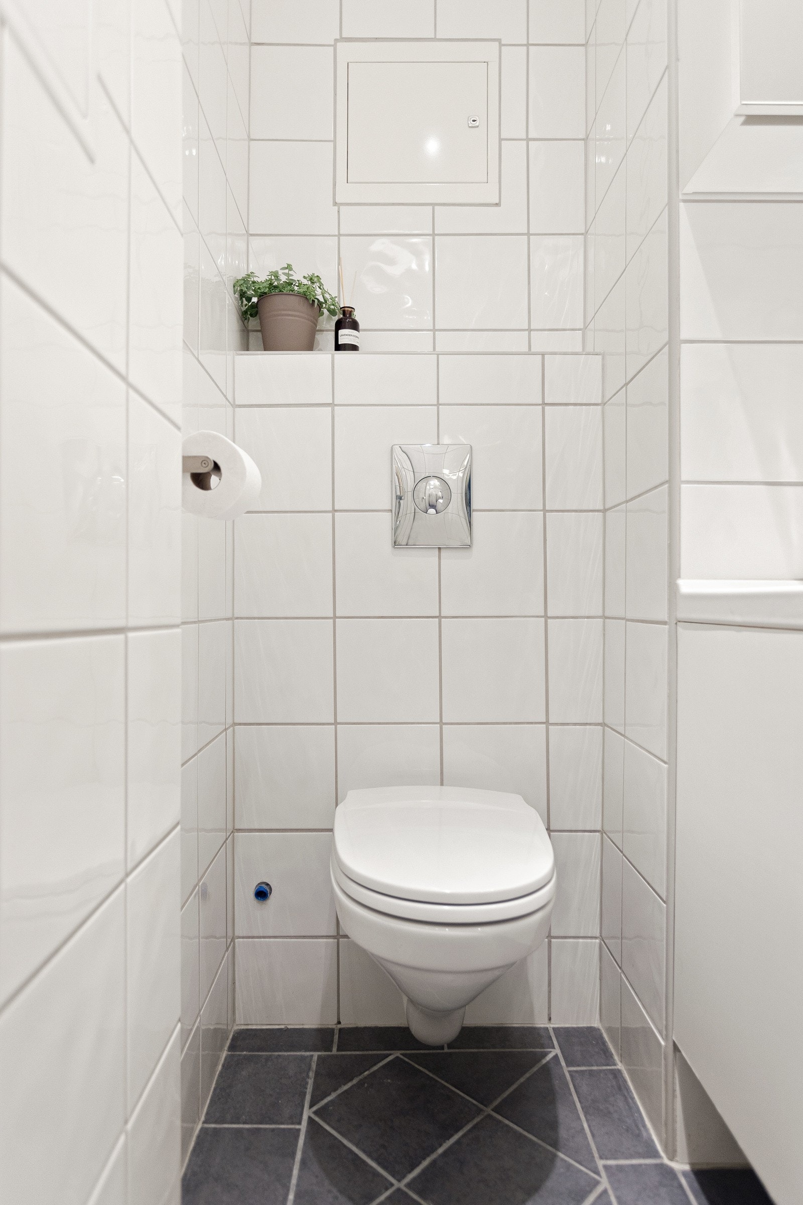 Baderommet er også utstyrt med vegghengt toalett og opplegg for vaskemaskin med plass til tørketrommel over om ønskelig. Galleribilde