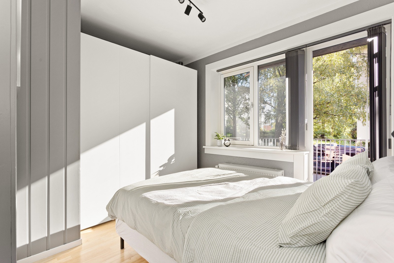 På soverommet har du plass til en dobbeltseng med tilhørende nattbord, samt rikelig med oppbevaringsplass i stor plassbygget skyvedørsgarderobe. Galleribilde