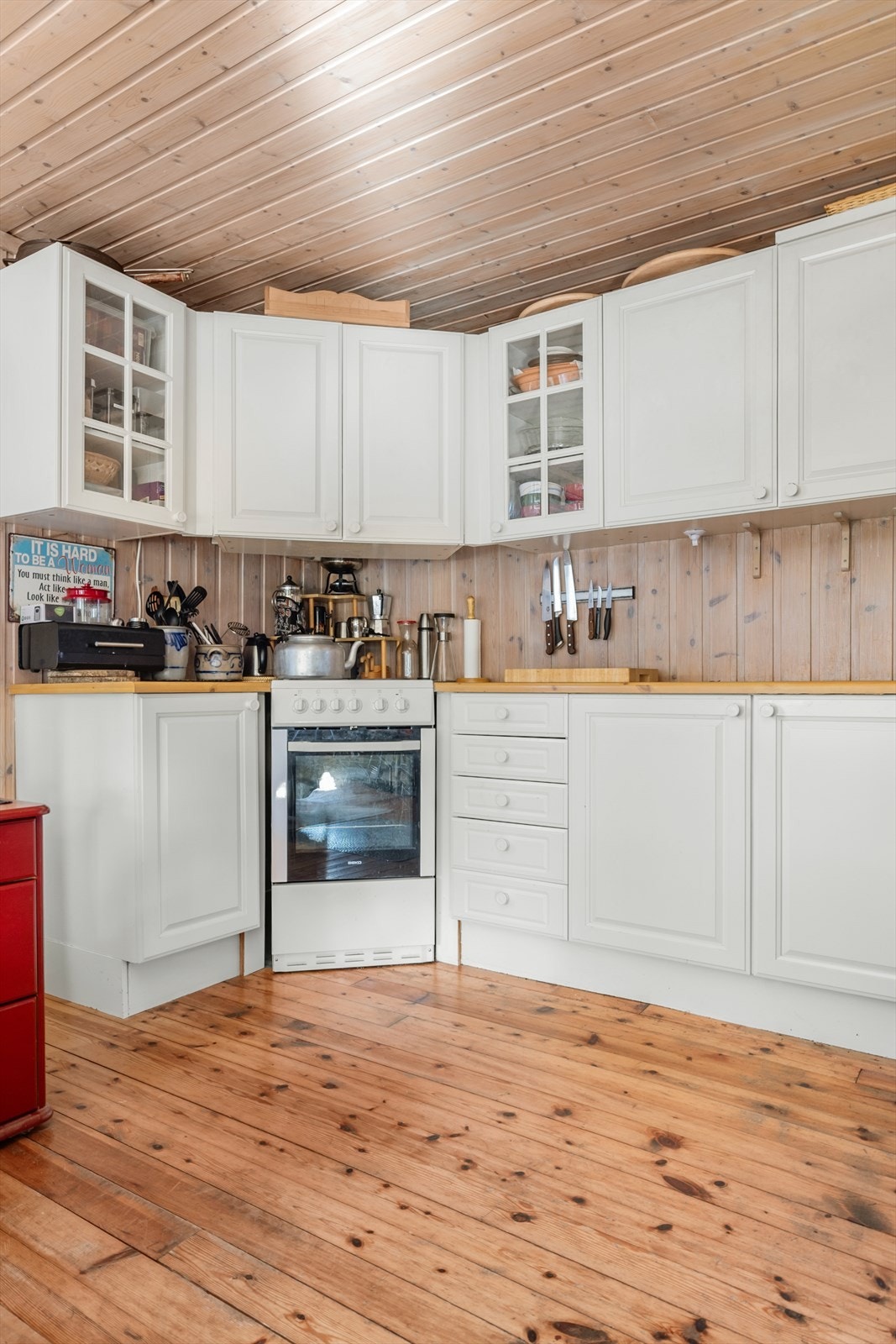 Lyst kjøkken med praktisk løsning og god skapplass. Perfekt for matlaging og samvær i hjemmets hjerte. Galleribilde