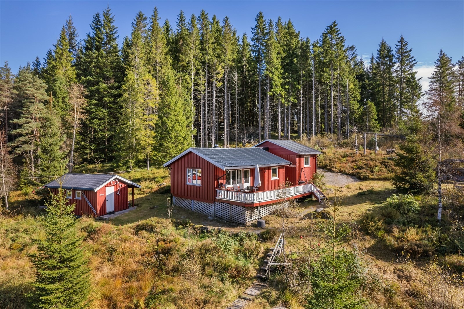 Hytte i naturskjønne omgivelser, omringet av frodig skog. Perfekt for fredelige helgeturer og naturopplevelser. Kort vei til badevann Galleribilde