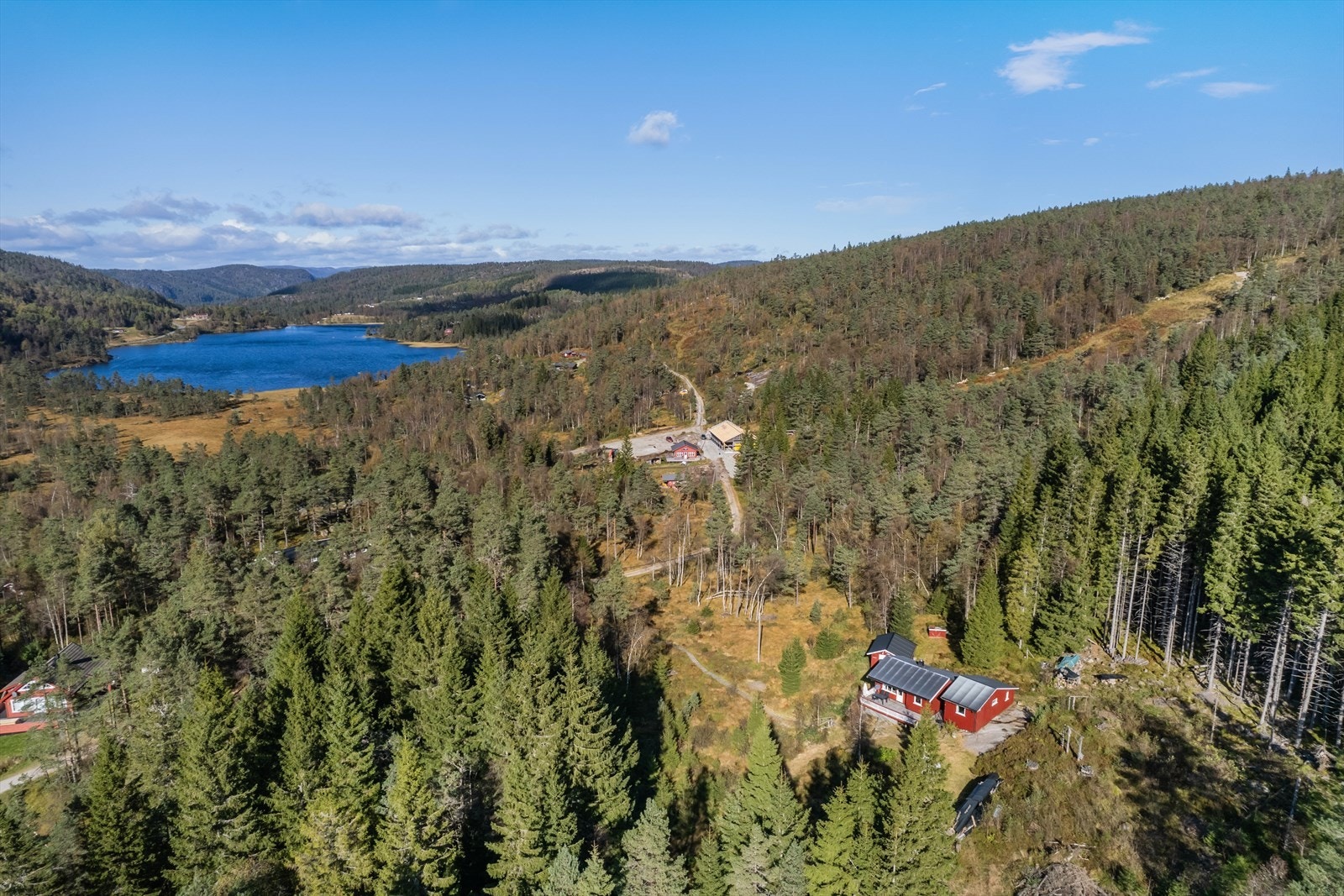 Idyllisk beliggenhet mellom to vann, omgitt av frodig skog. Perfekt for natur- og friluftsentusiaster. Galleribilde