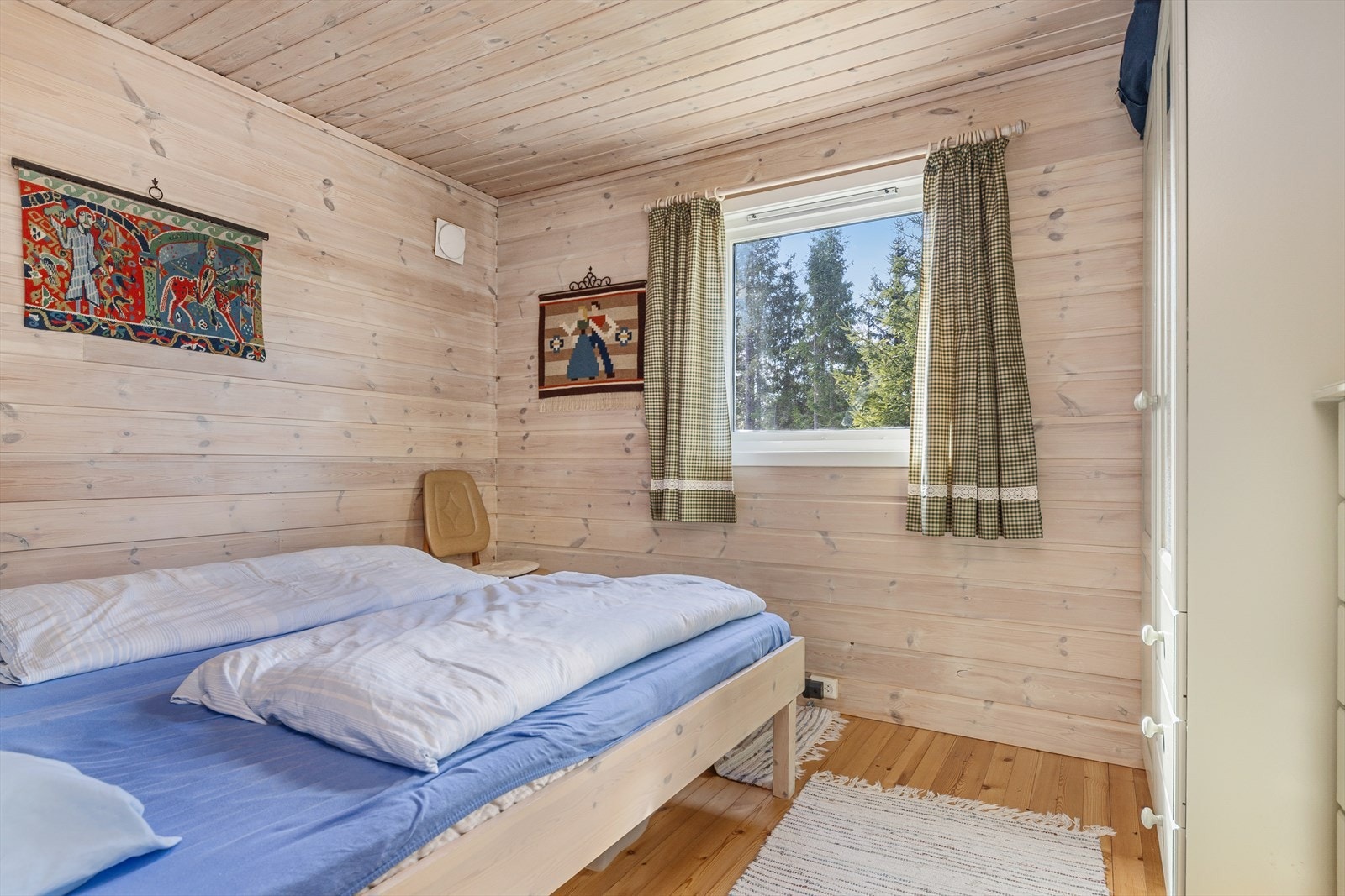 Lyst og koselig soverom med store vinduer som gir godt lysinnslipp. Perfekt for avslapning i rolige omgivelser. Galleribilde