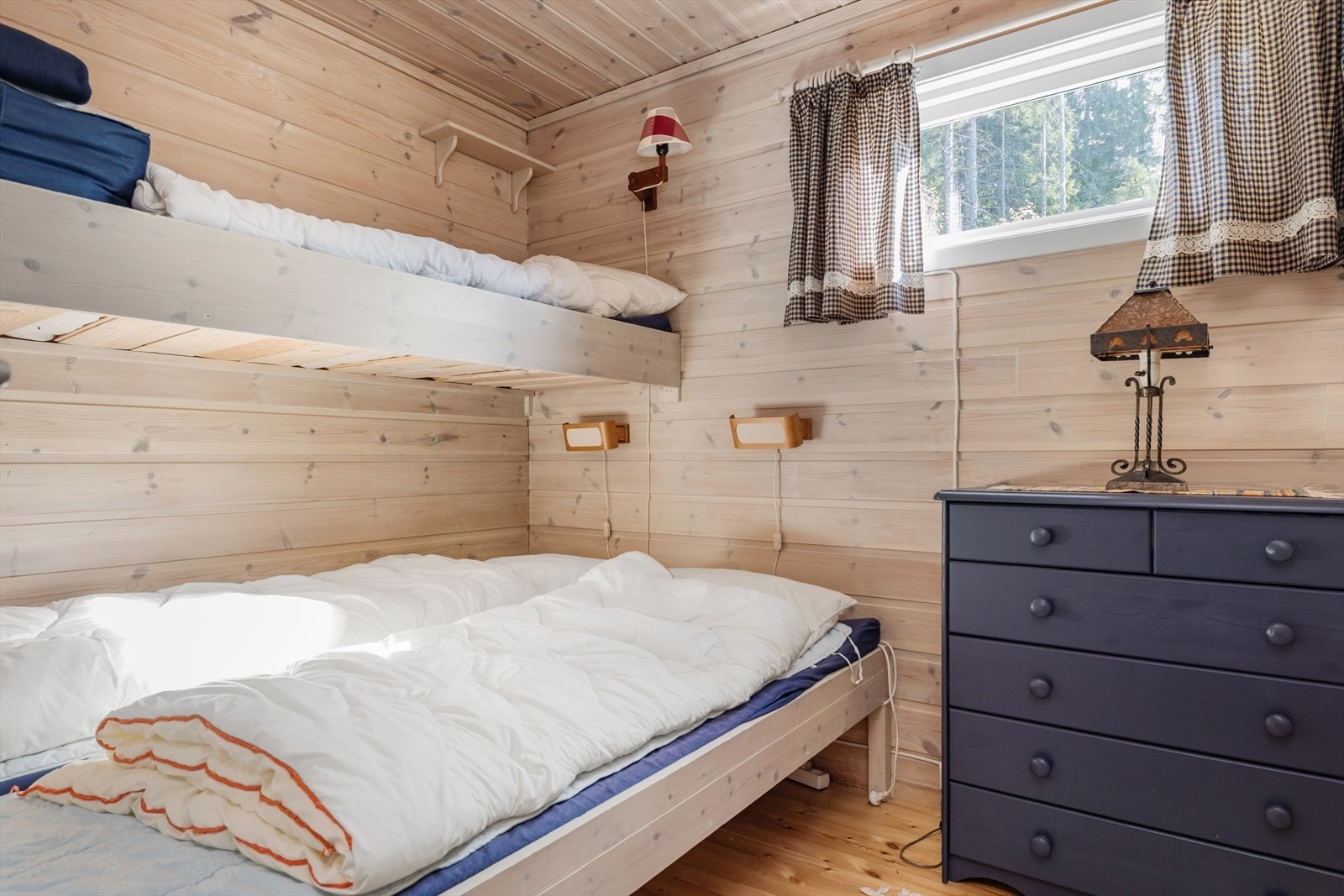 Koselig soverom med plass til flere, perfekt for familier. Naturlig lys og tregulv gir en lun atmosfære. Galleribilde