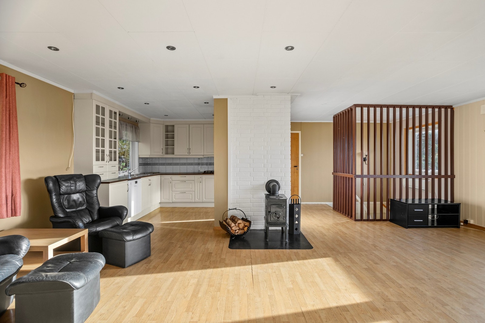 Kjøkkenet ligger i en delvis åpen løsning mot stuen. Galleribilde