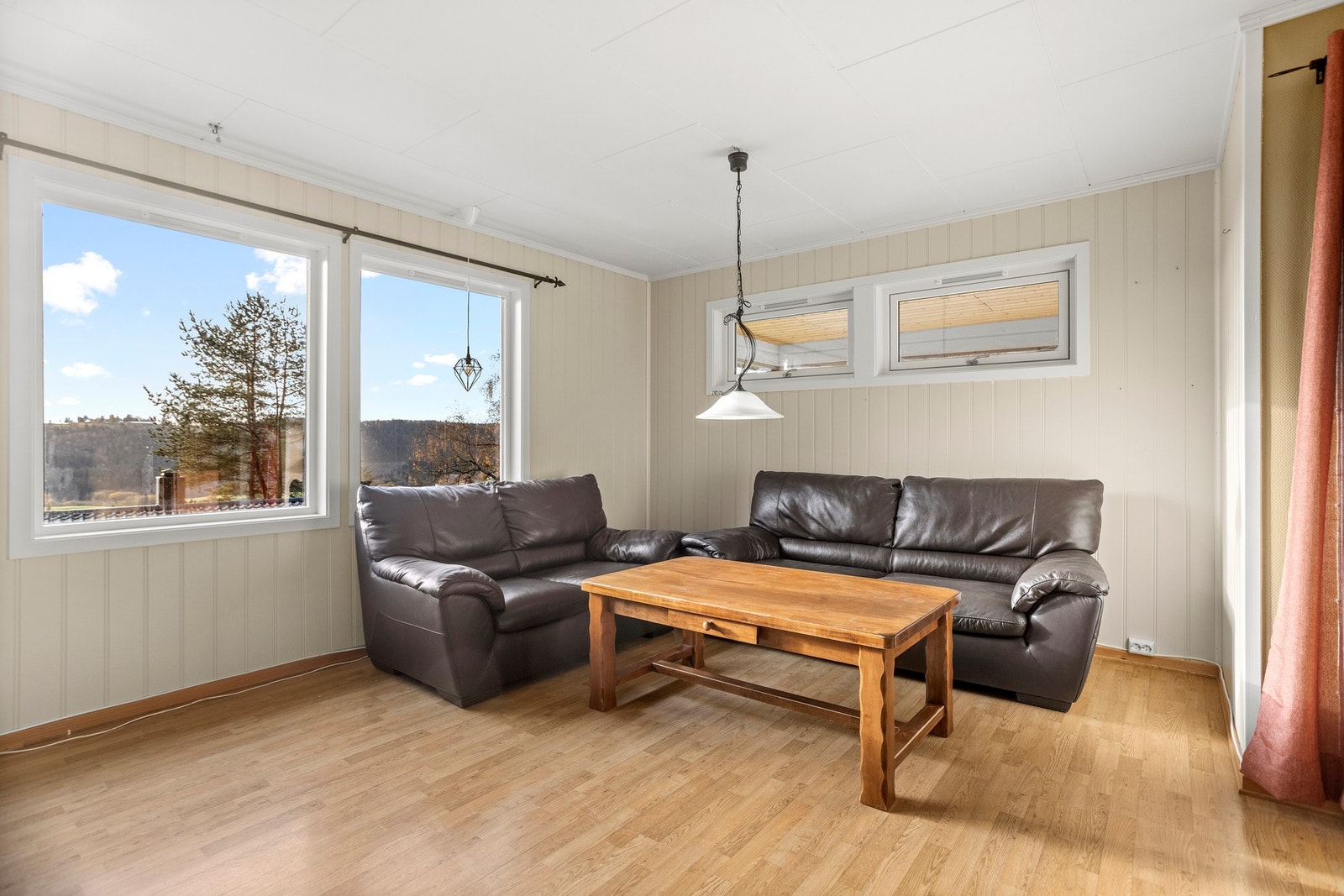 Lys, trivelig stue med god plass til både sofagruppe og lesekrok. Galleribilde