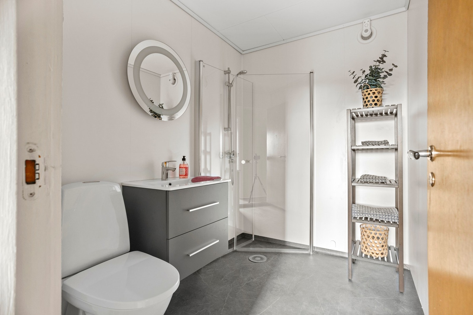 Bad - ca 4 kvm. Badet er utstyrt med servantskap, toalett og innfellbare dusjdører. Galleribilde