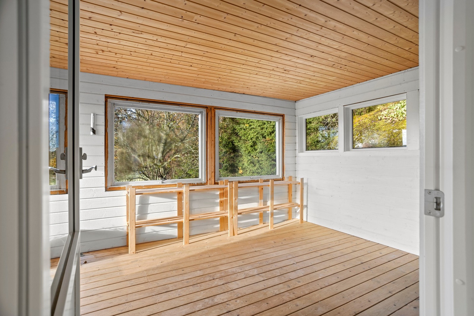 Fra stuen er det utgang til takoverbygd terrasse på ca 19 kvm. Galleribilde