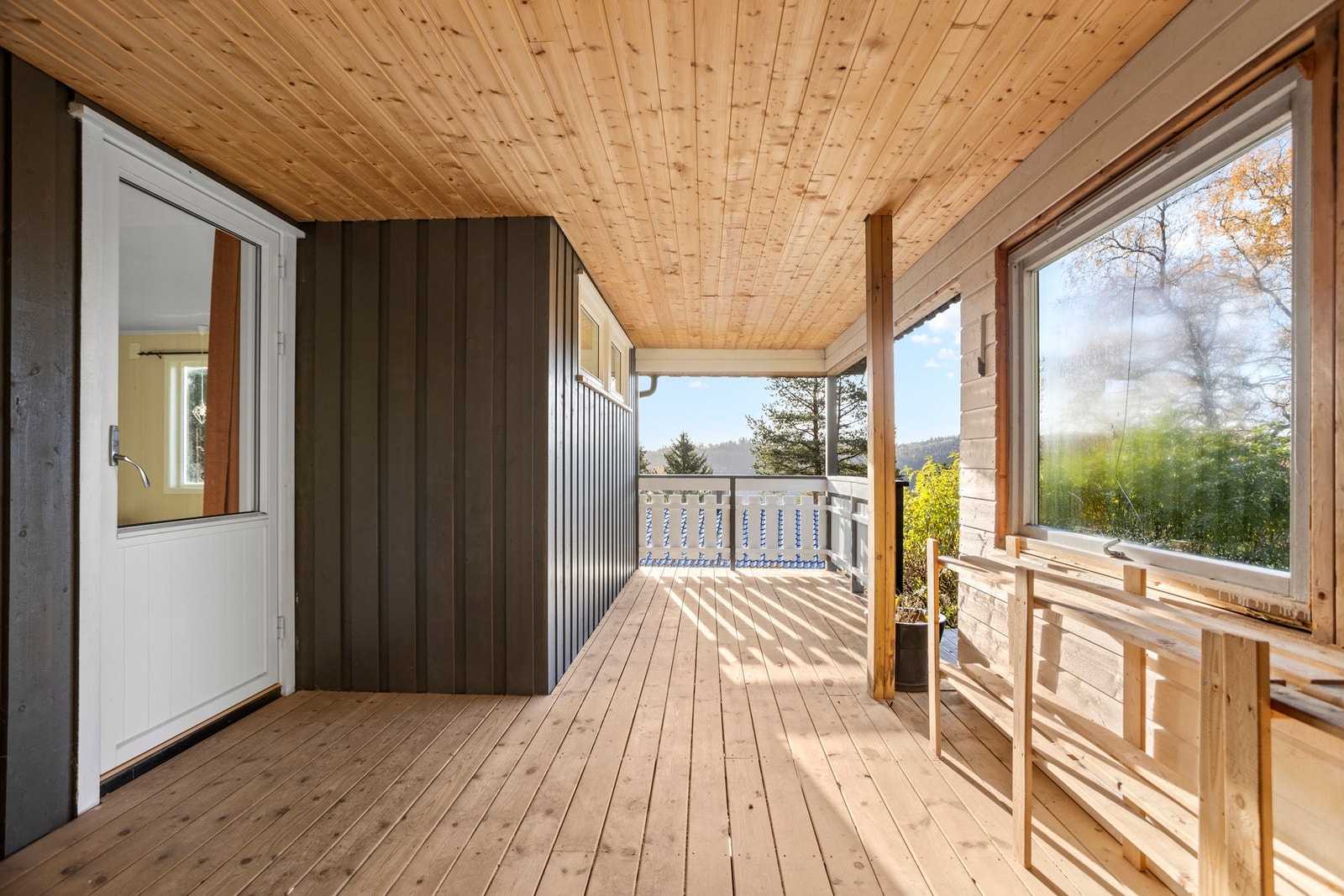 Hyggelig uteareal med takoverbygg og vegger som sørger for en lun sone. Galleribilde