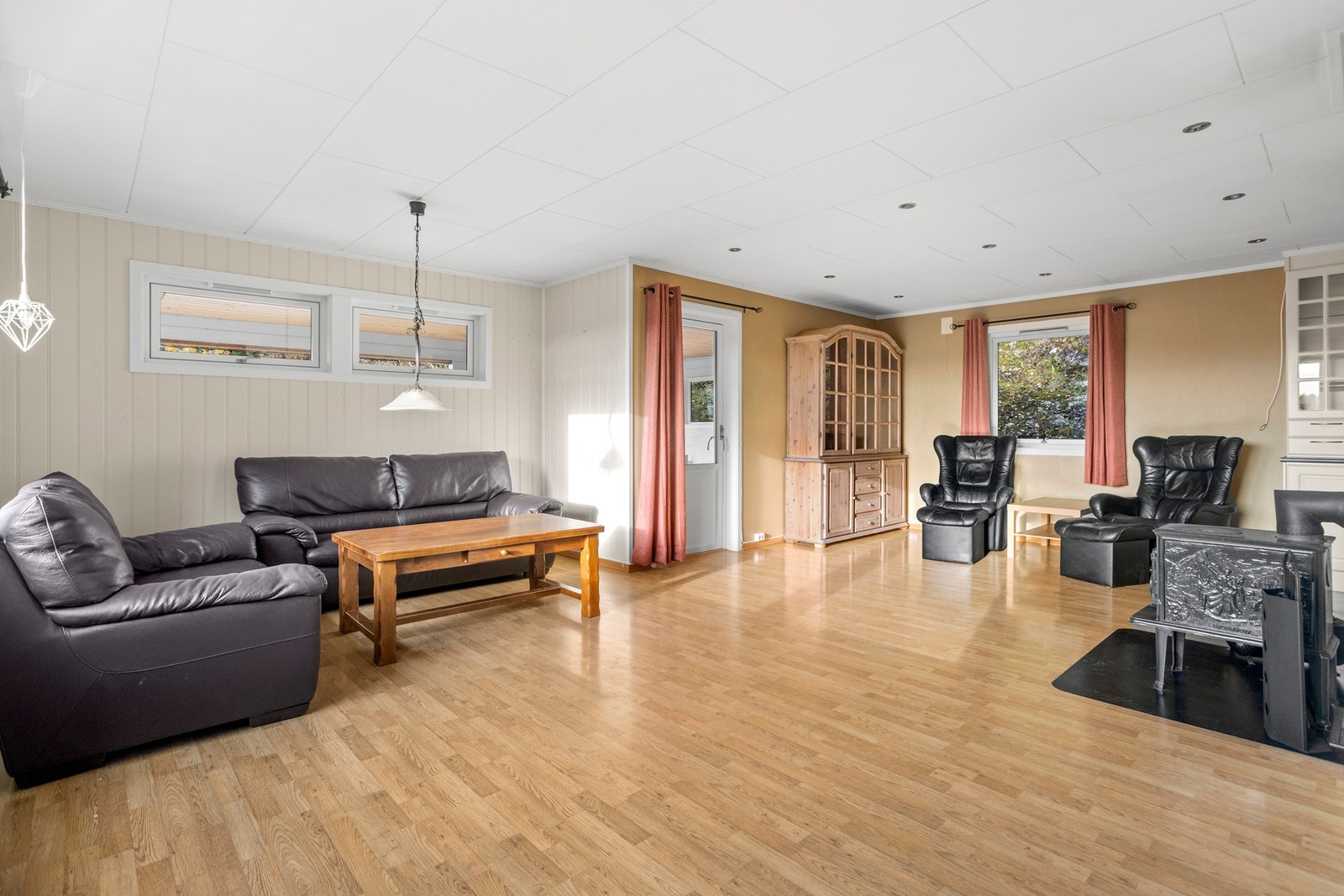 Stue inkl. trapperom - 41 kvm. Downlights sørger for god grunnbelysning i stuen. Galleribilde