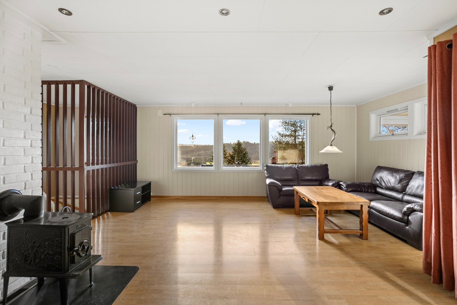 Innholdsrik familiebolig med fire soverom, to stuer og landlig beliggenhet! Galleribilde