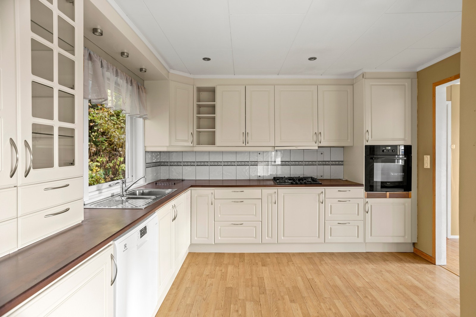 Kjøkken - 9 kvm. Innredning med integrert stekeovn og gassplatetopp, samt avsatt plass for oppvaskmaskin Galleribilde