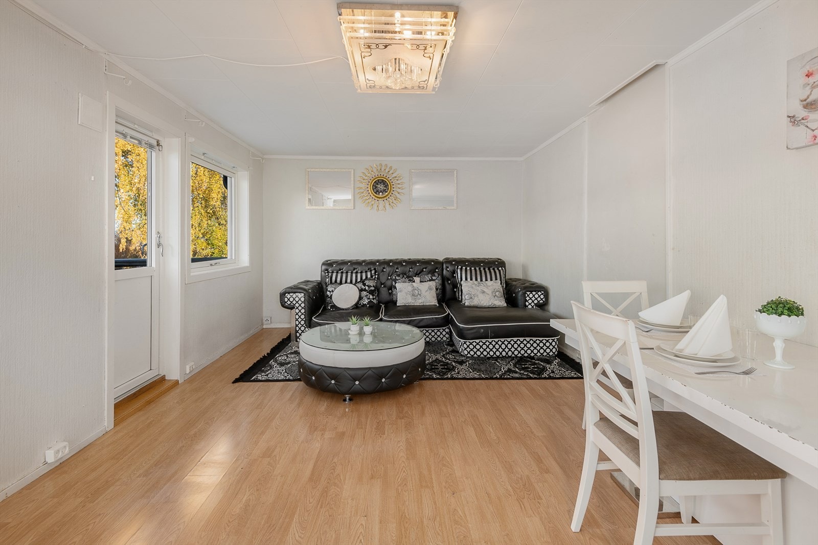 Romslig og lys stue. Galleribilde