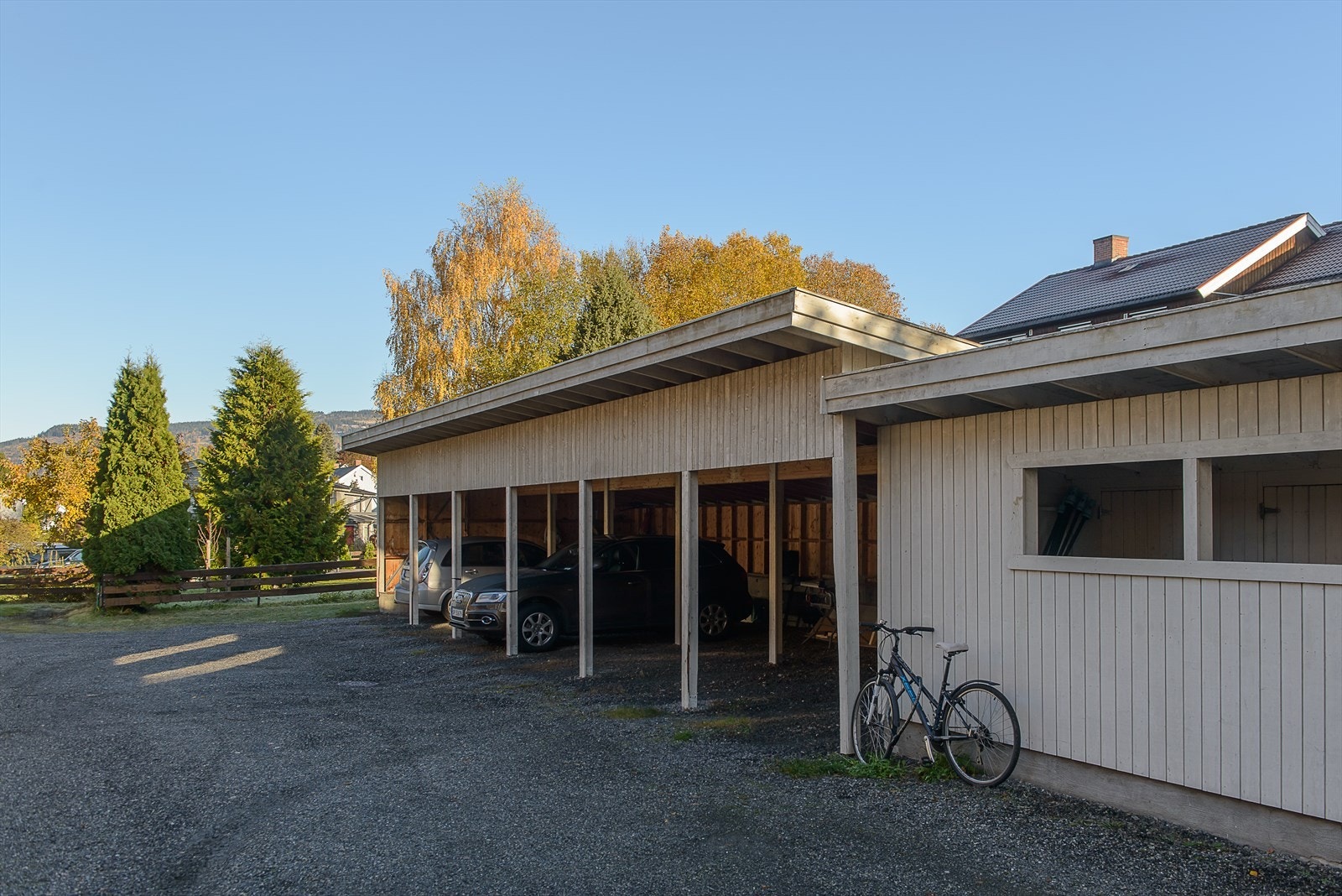 Felles carportanlegg hvor leiligheten disponerer egen biloppstillingsplass. Bodanlegg på sørsiden. Galleribilde