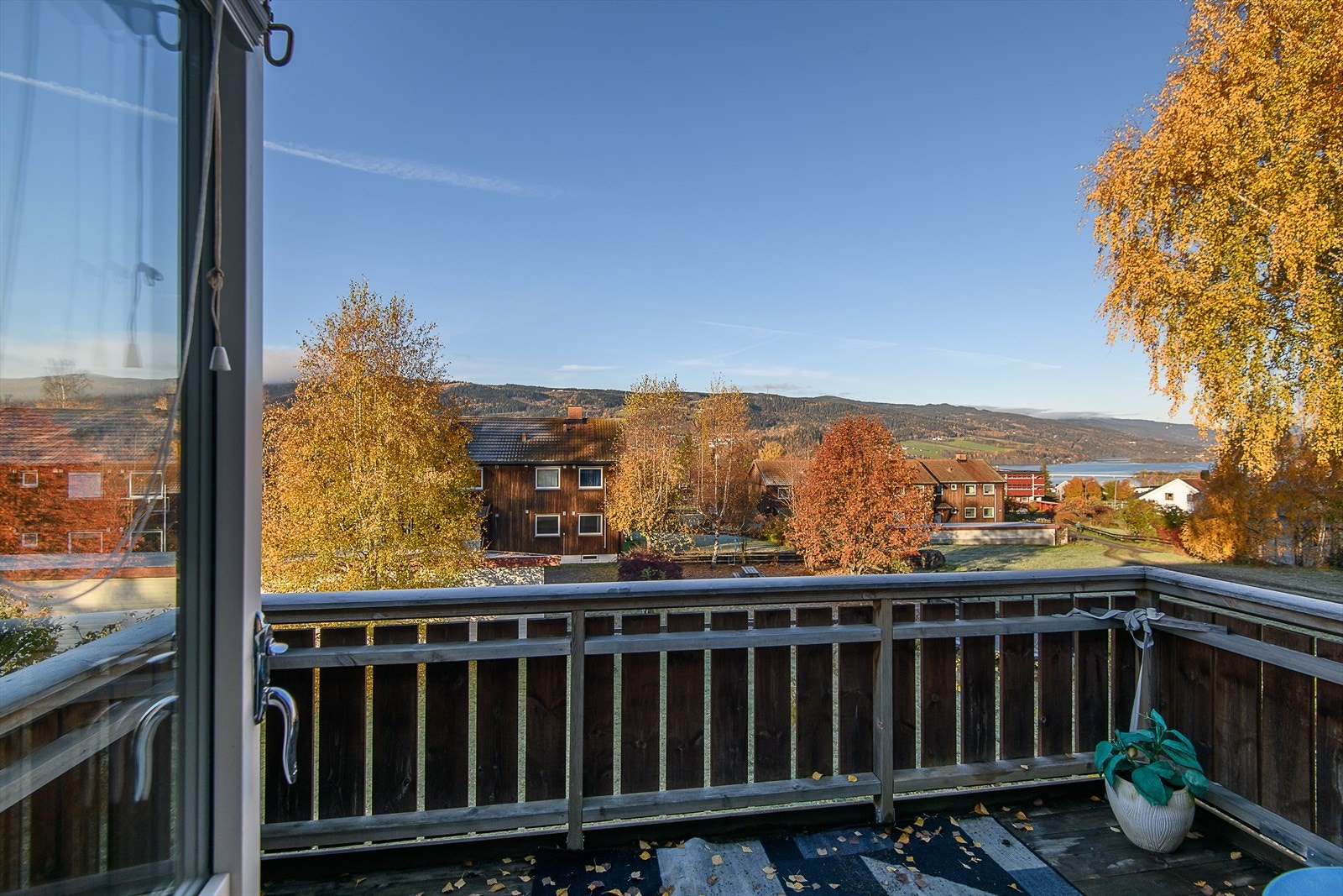 Vestvendt balkong med meget gode solforhold. Galleribilde