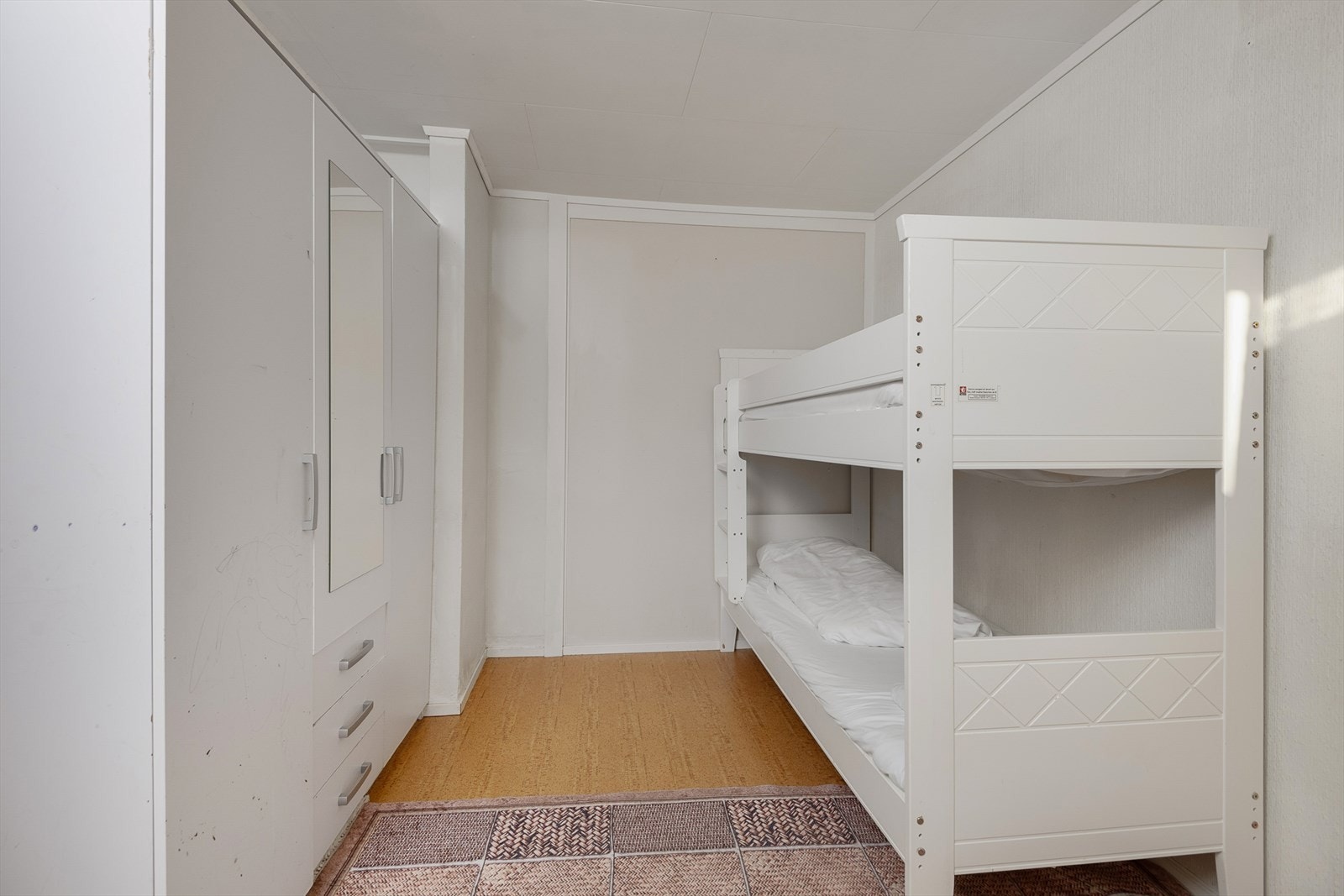 Soverom 2 er innredet med dobbeltseng og garderobeskap. Galleribilde