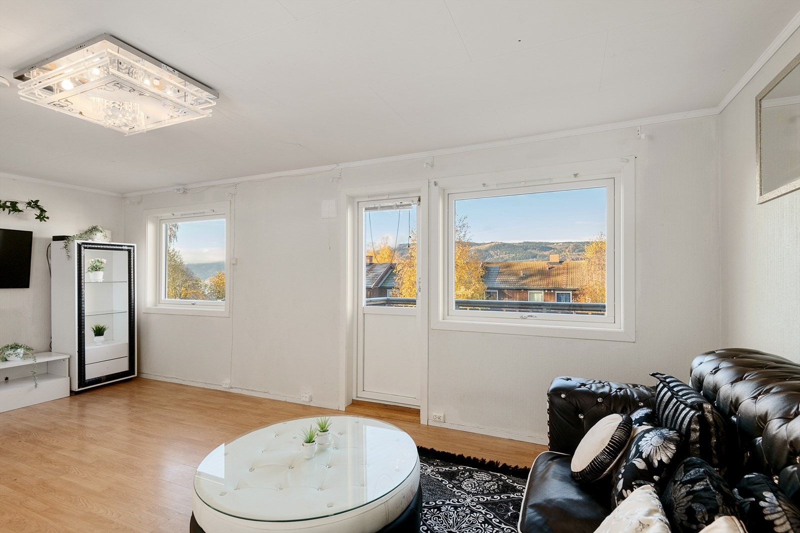 Stuen får rikelig med naturlig lys inn fra vinduene. Galleribilde