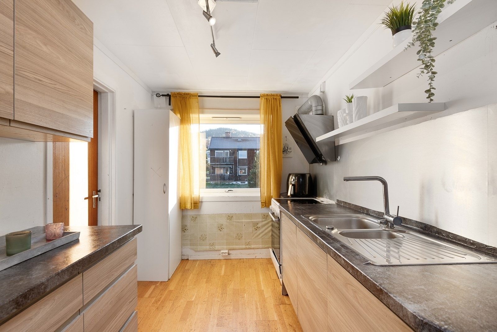 Kjøkkenet har god benkeplass og integrert oppvaskmaskin. Galleribilde