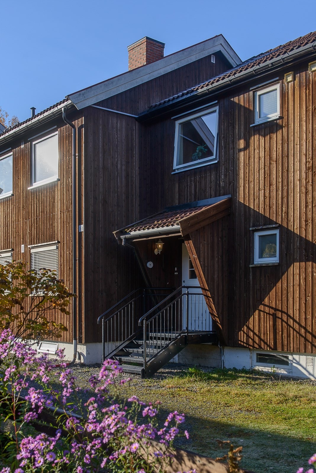 Felles inngang med leiligheten under. Galleribilde