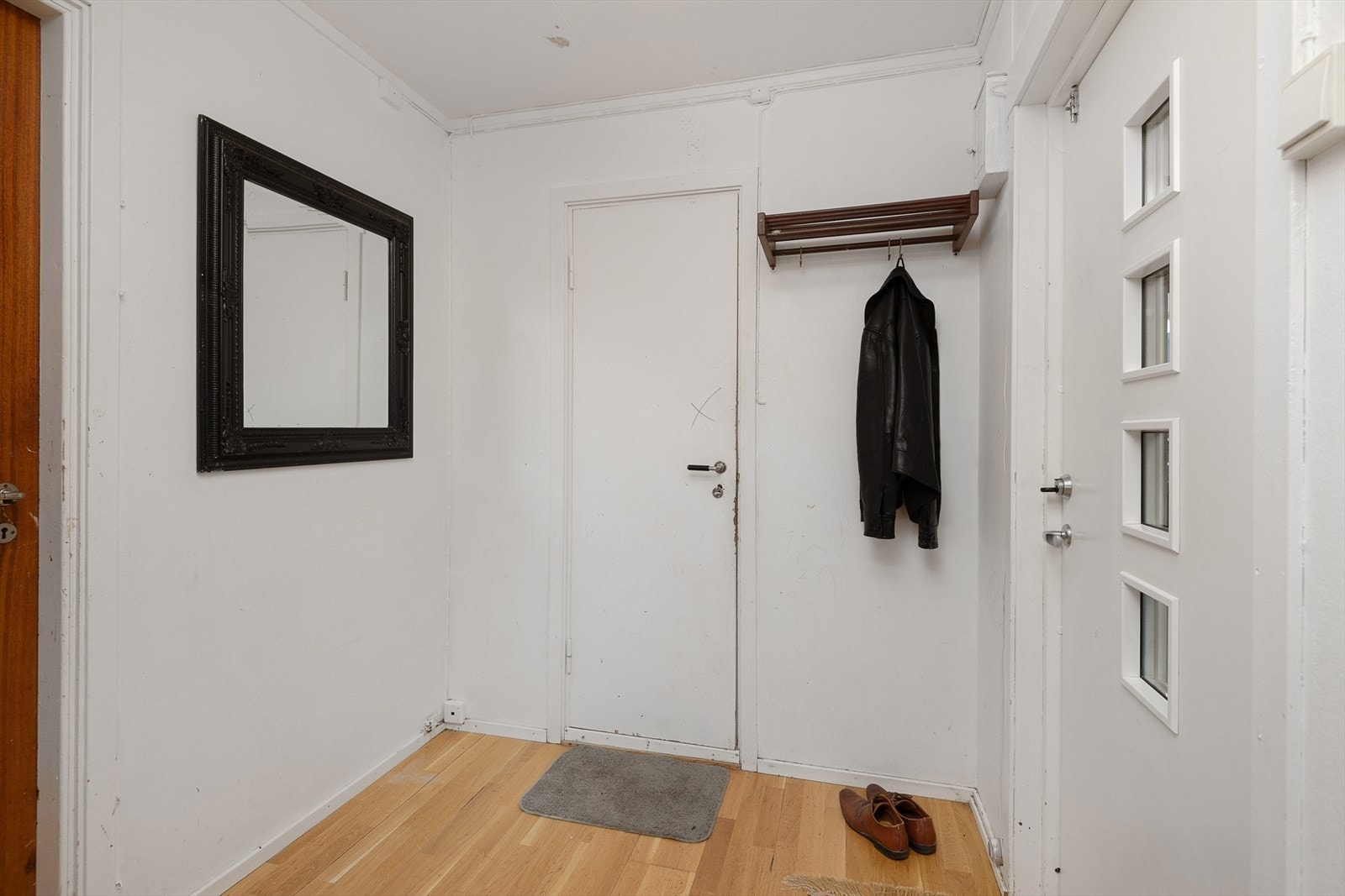 Entré med adgang til resten av boligen. God plass til å ta av sko og yttertøy. Galleribilde