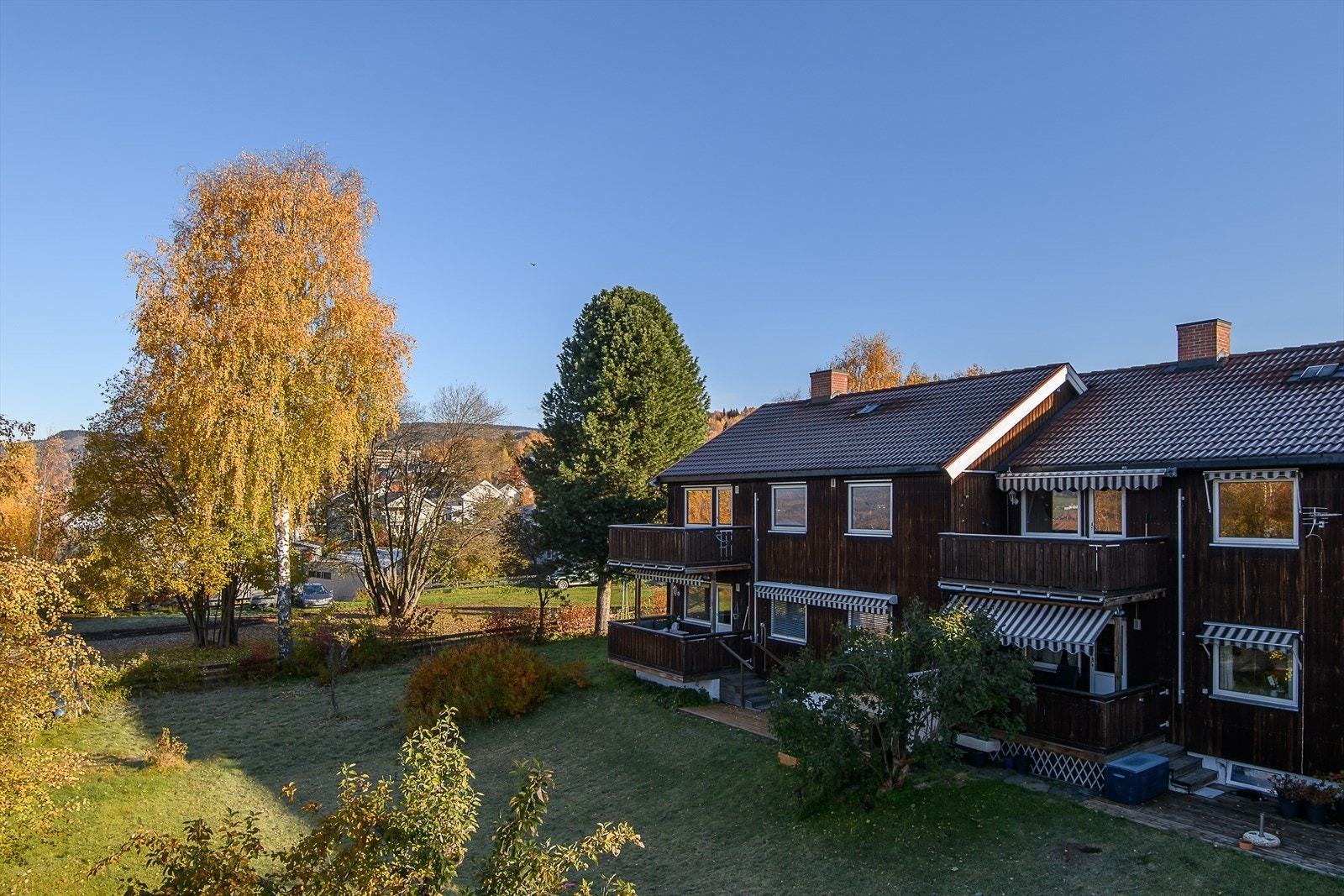 Stor felles tomt, med egen bruksrett på hagedelen nord for rekka. Galleribilde