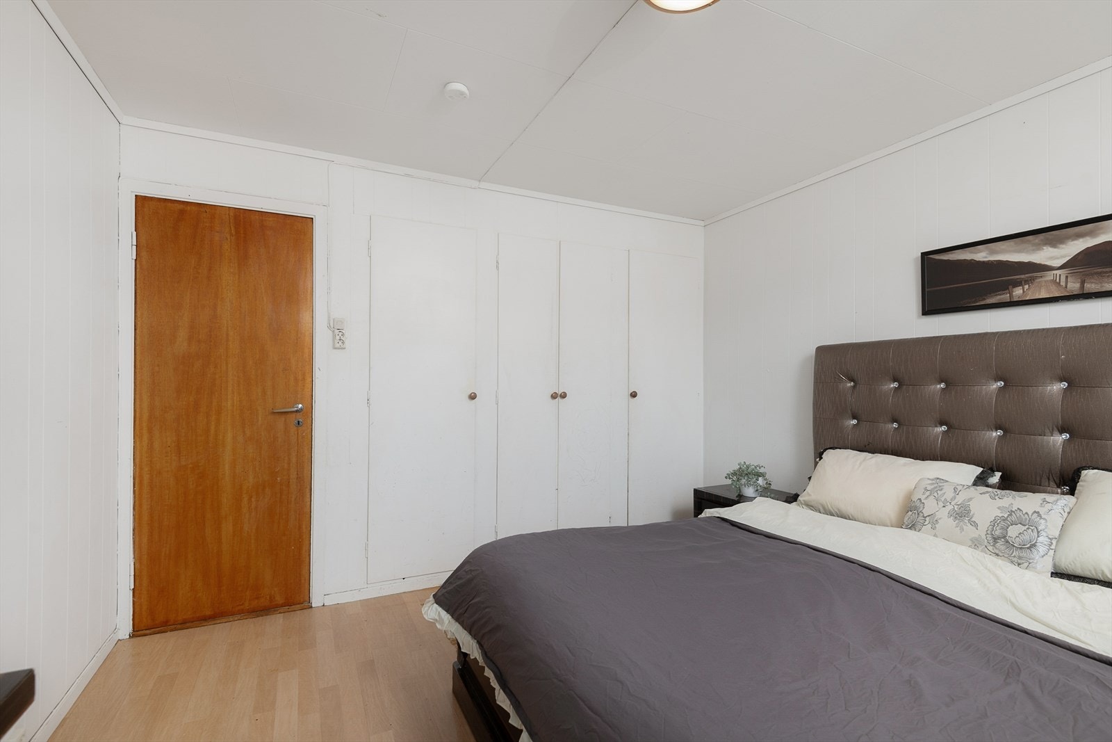 Hovedsoverom med plassbygde skap. Galleribilde