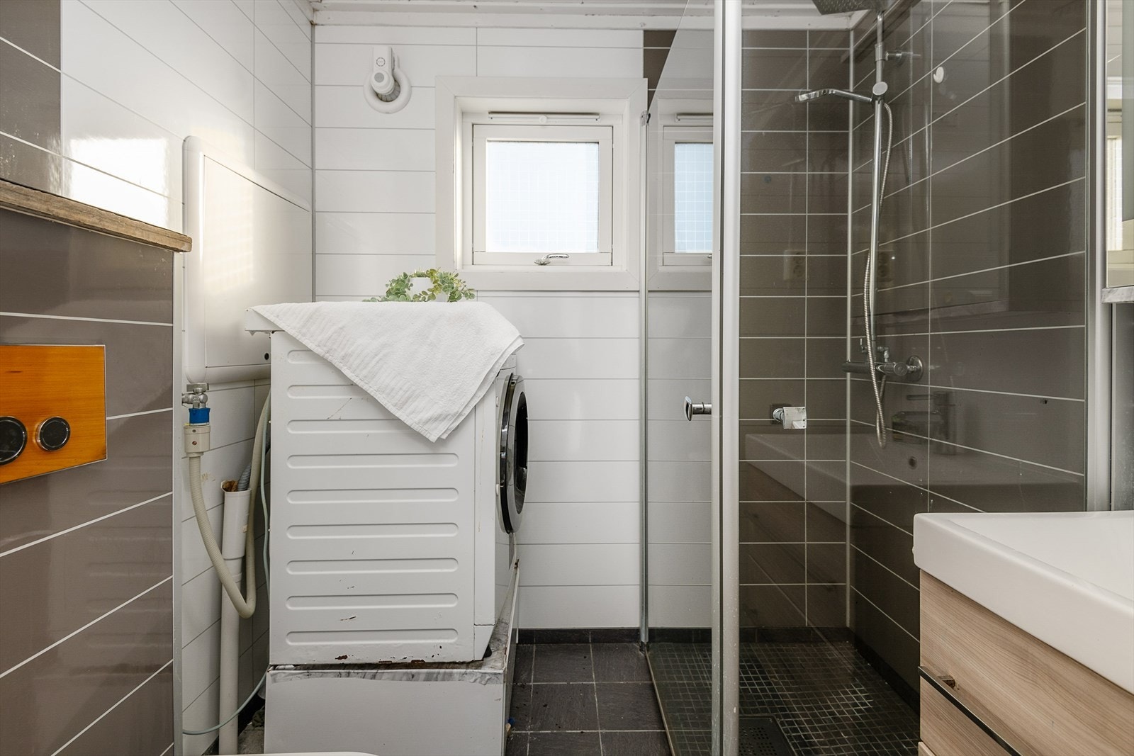 Bad med varmekabler i flislagt gulv. Badet ble renovert i 2014. Galleribilde