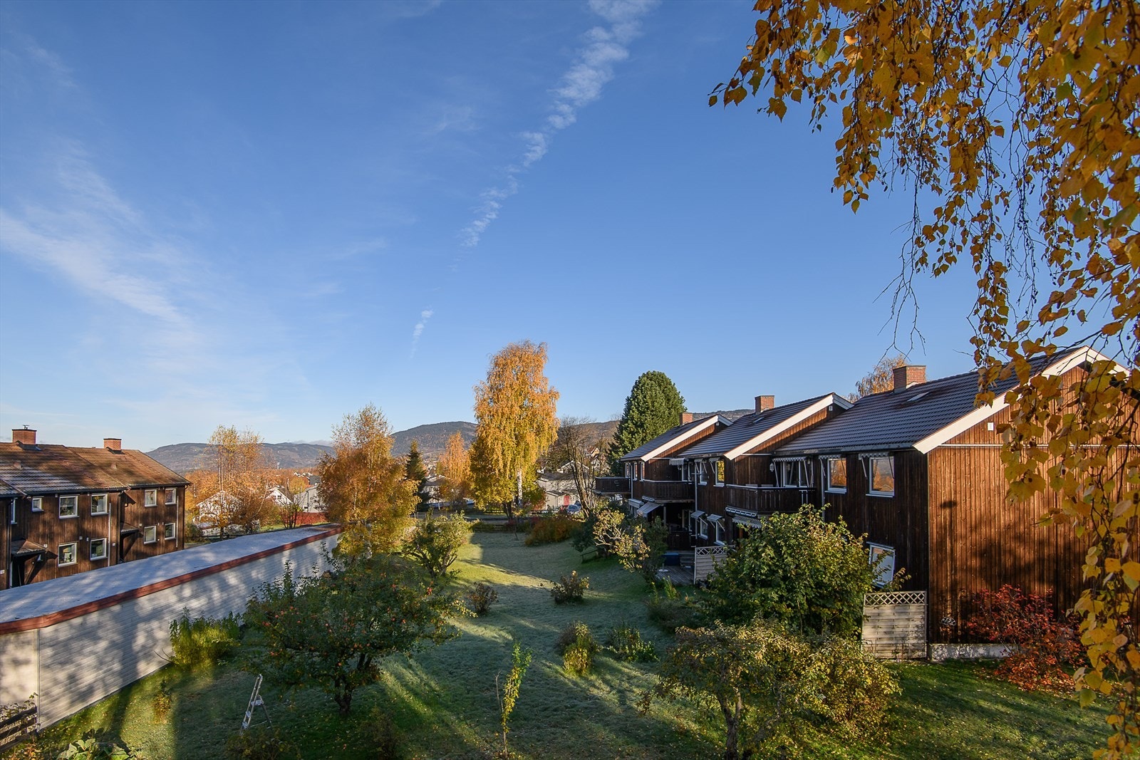 Stor og trivelig hage, hvor leilighetene disponerer sin egen del. Galleribilde