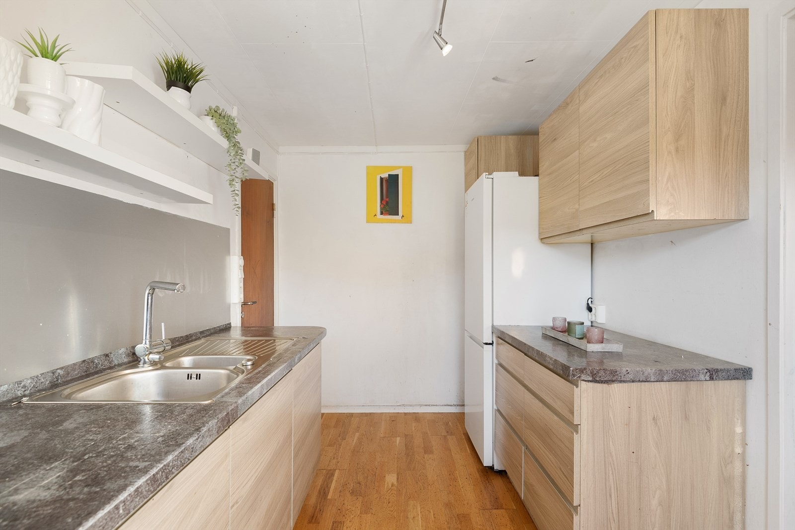 Praktisk og funksjonelt kjøkken med innredning fra 2016. Galleribilde