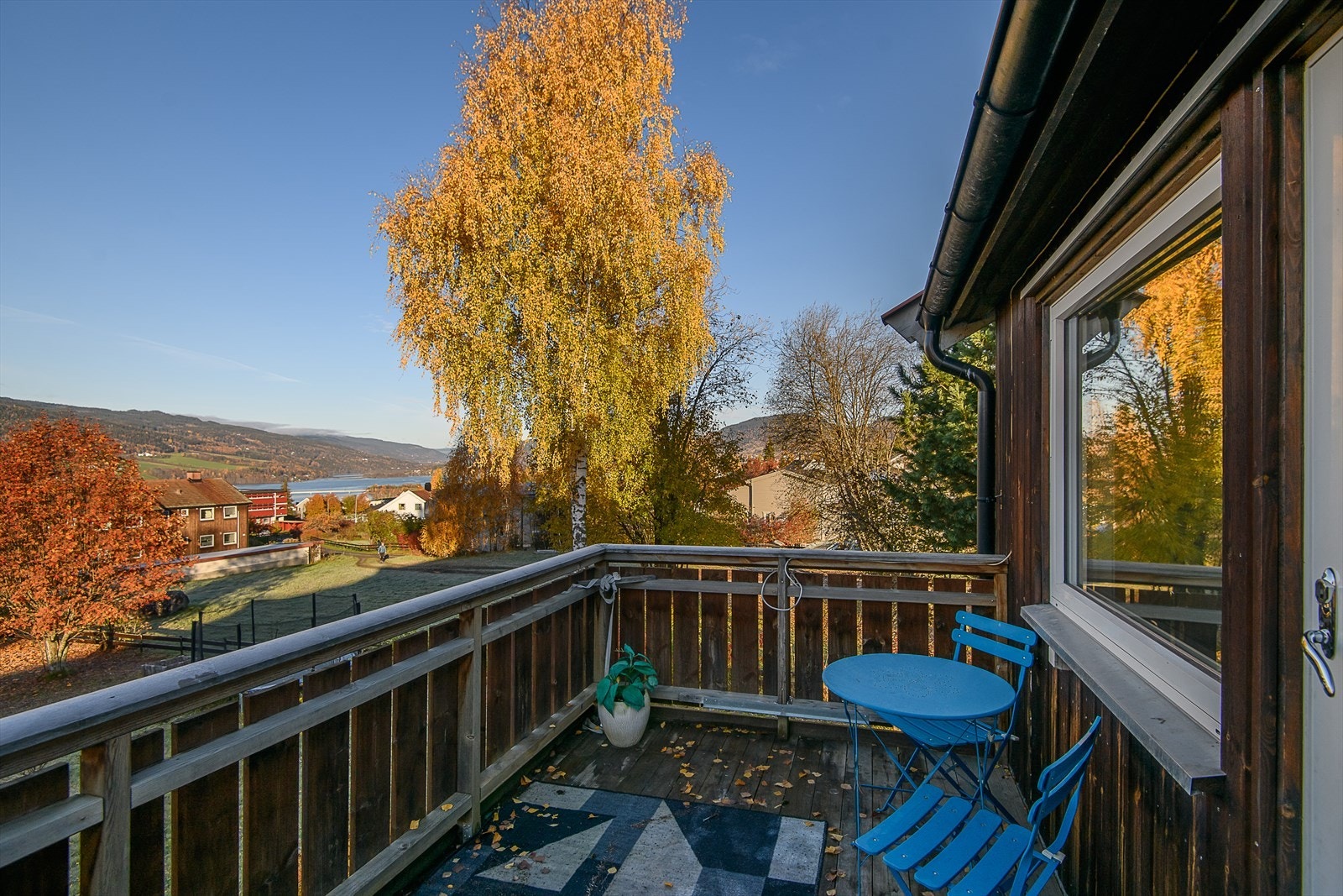 Fin utsikt ut mot Mjøsa. Galleribilde