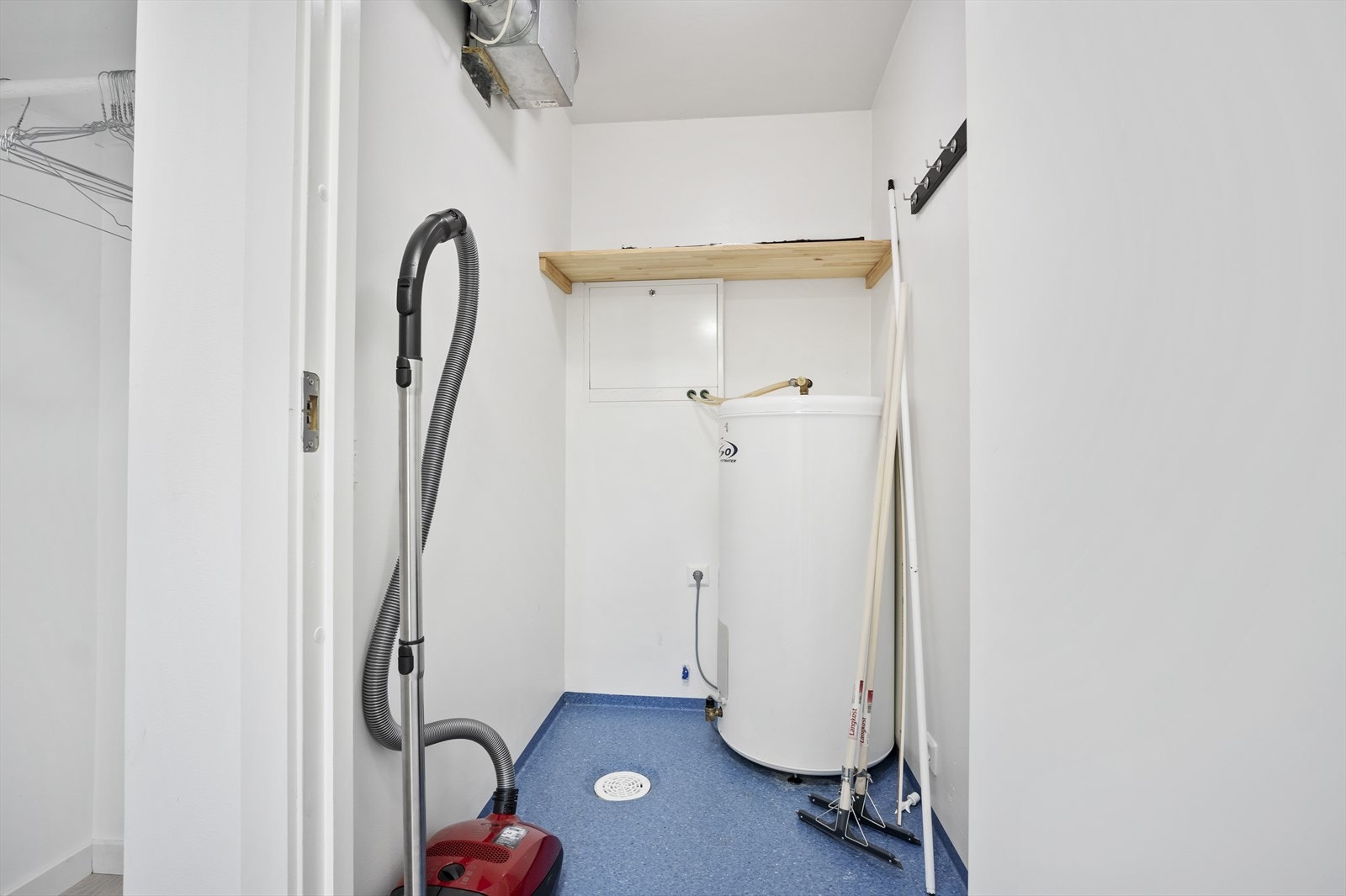 Praktisk innvendig bod på ca. 2 m². Galleribilde