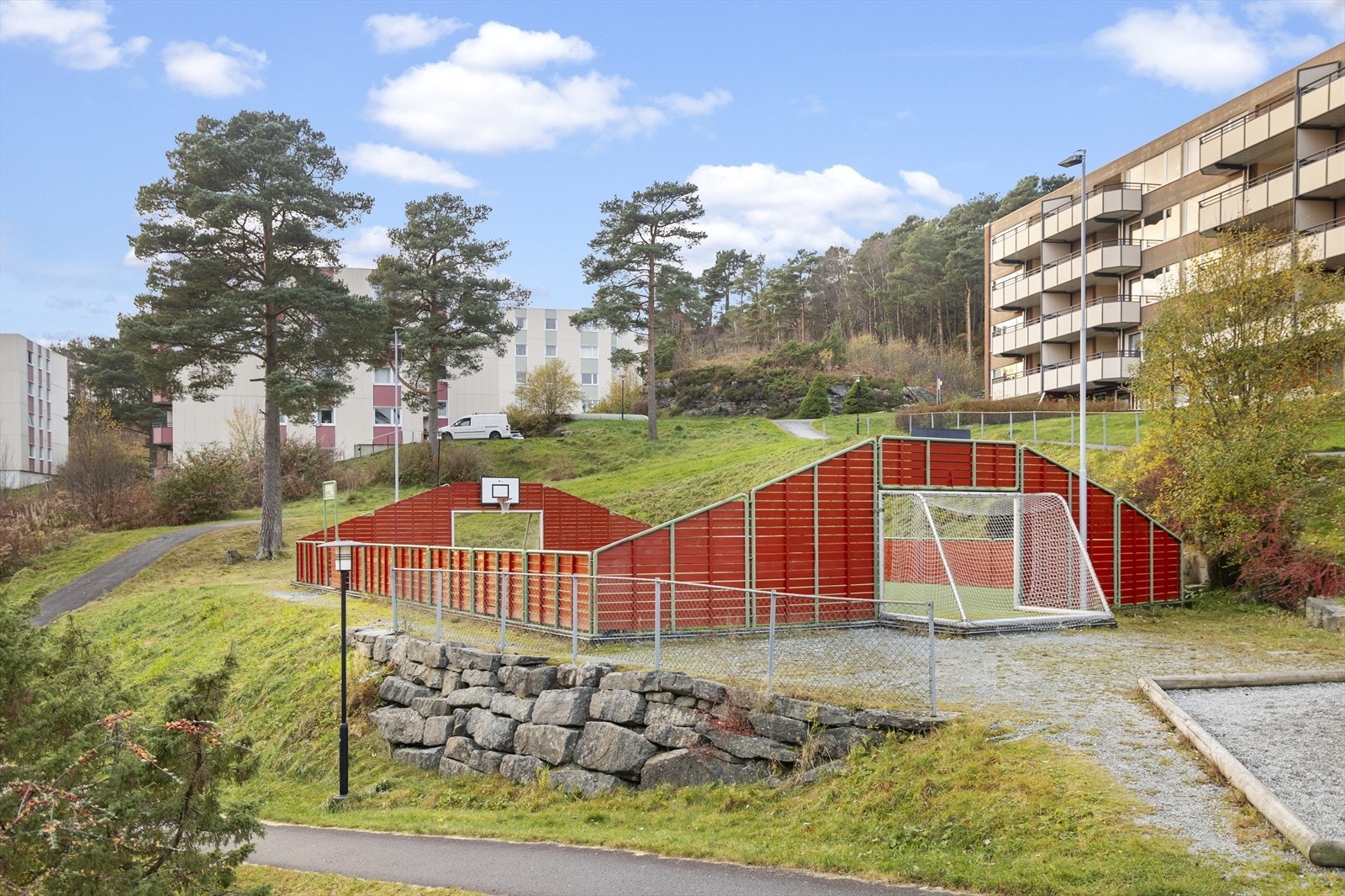 Fra terrassen har man utsikt til lekeplass og ballbinge. Galleribilde