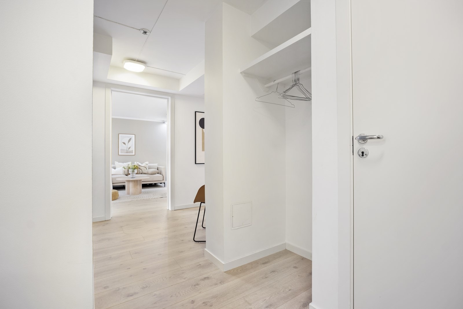 Det første som møter deg er en lys og romslig gang med innhukk til oppbevaring av yttertøy, samt skap til oppbevaring. Galleribilde