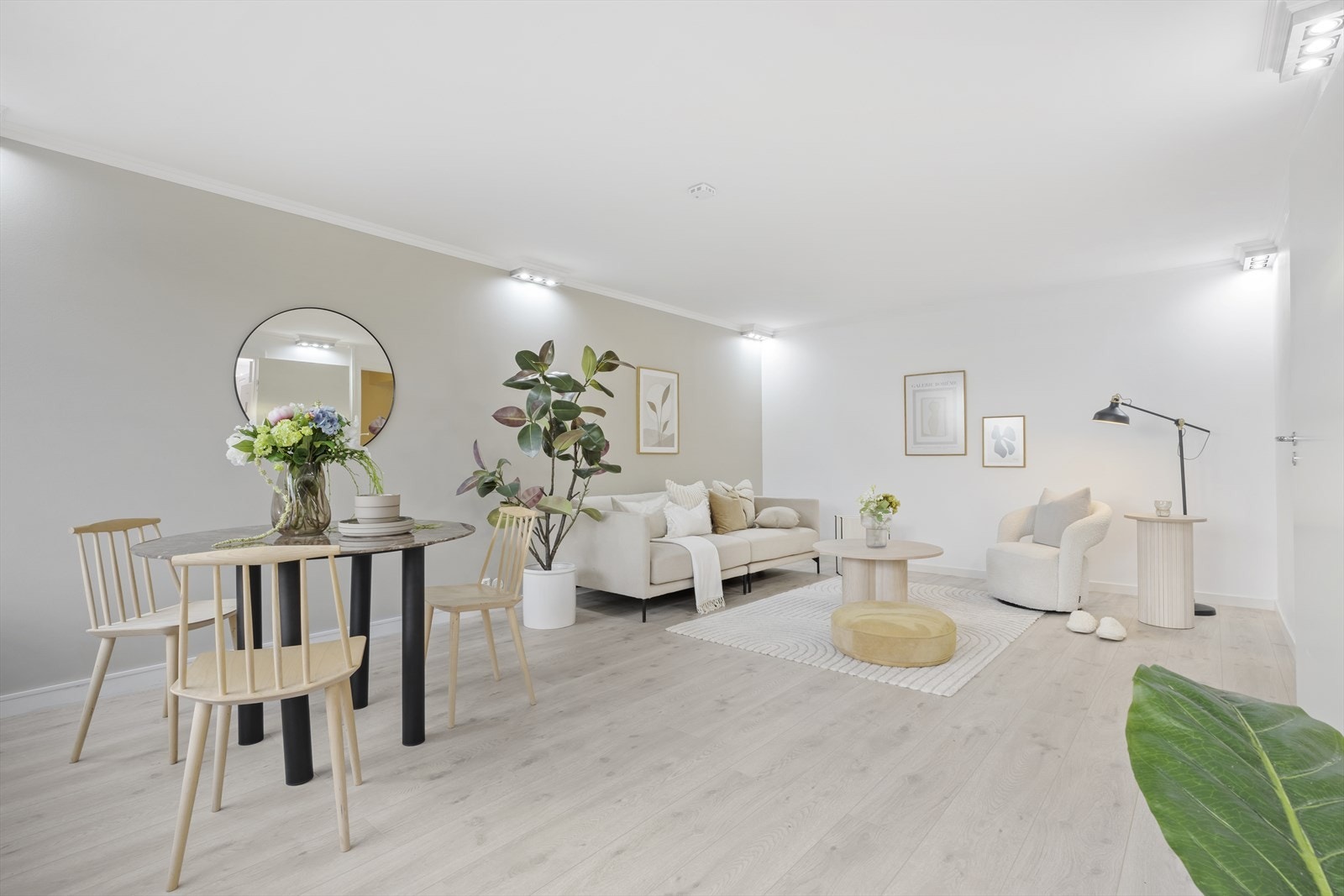 Lys og pen stue med god plass til både sofa og spisegruppe. Galleribilde