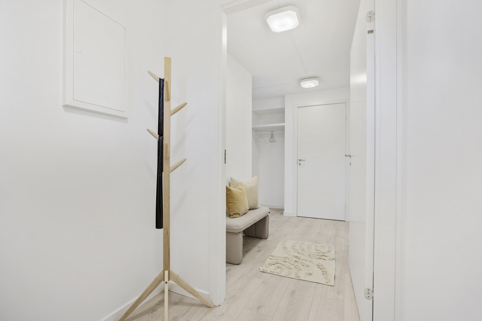 Velkommen inn! Leiligheten har trappefri adkomst og egen inngang på baksiden av blokken. Galleribilde