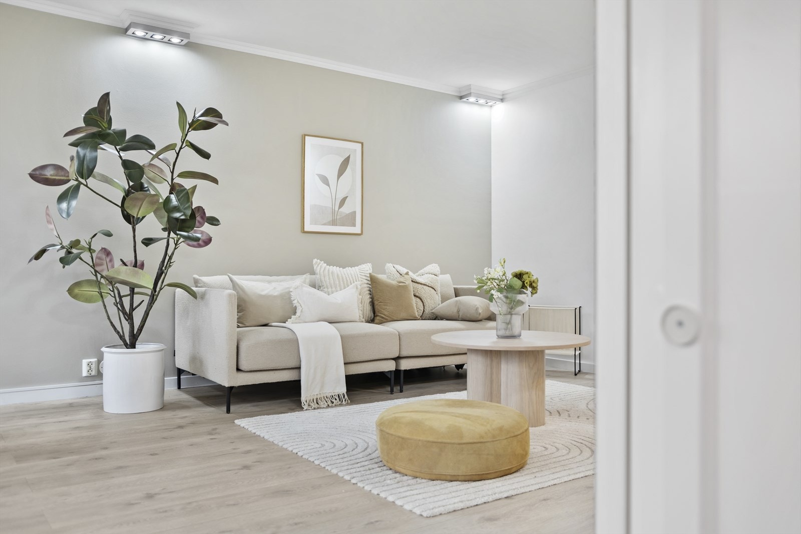 Leiligheten har funksjonelle planløsninger og er etablert i 2004 i forbindelse med bruksendring av arealet fra barnehage til leilighet. Galleribilde