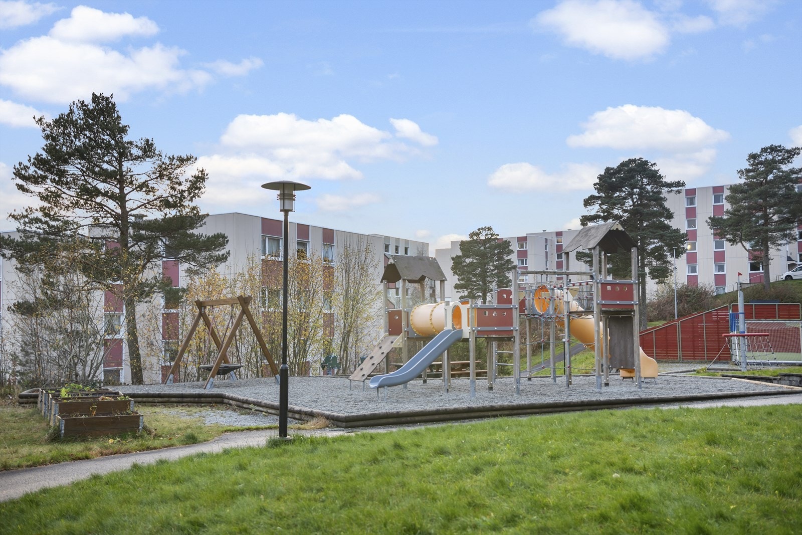 Det er også kort gangavstand til skoler og flere barnehager, hvor Kidsa Haukedalen og Haukedalen skole er de nærmeste. Galleribilde