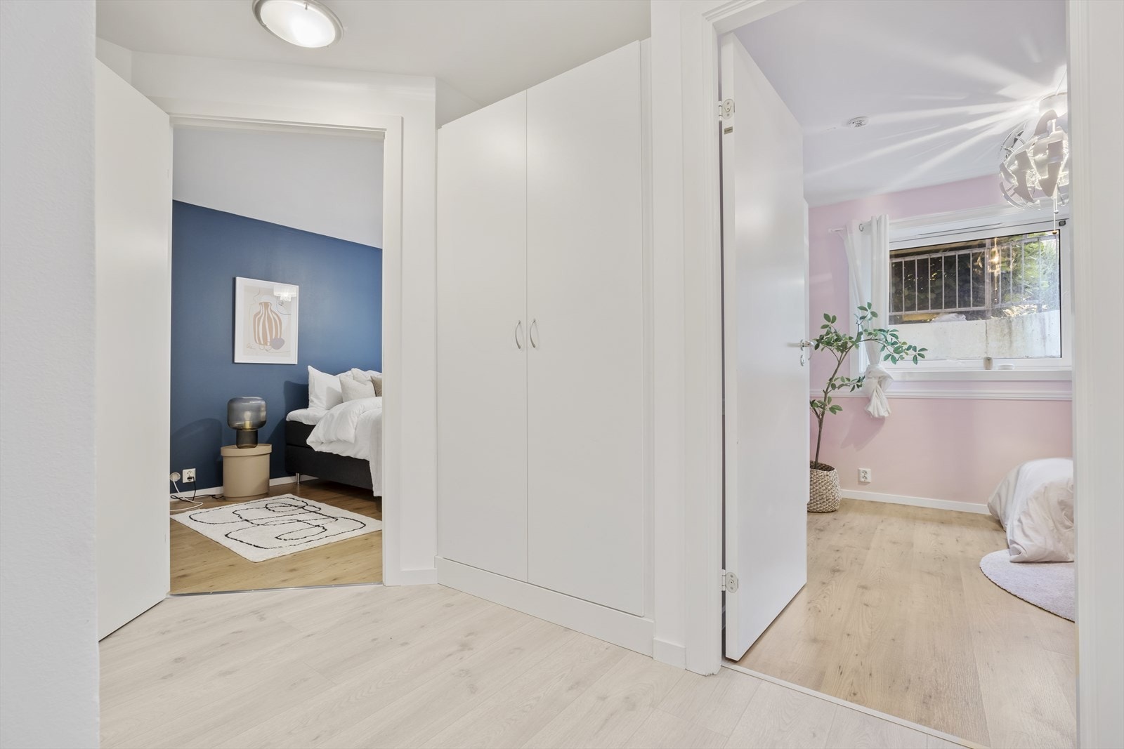 Gangen er godt utnyttet med innebygde skap. Galleribilde