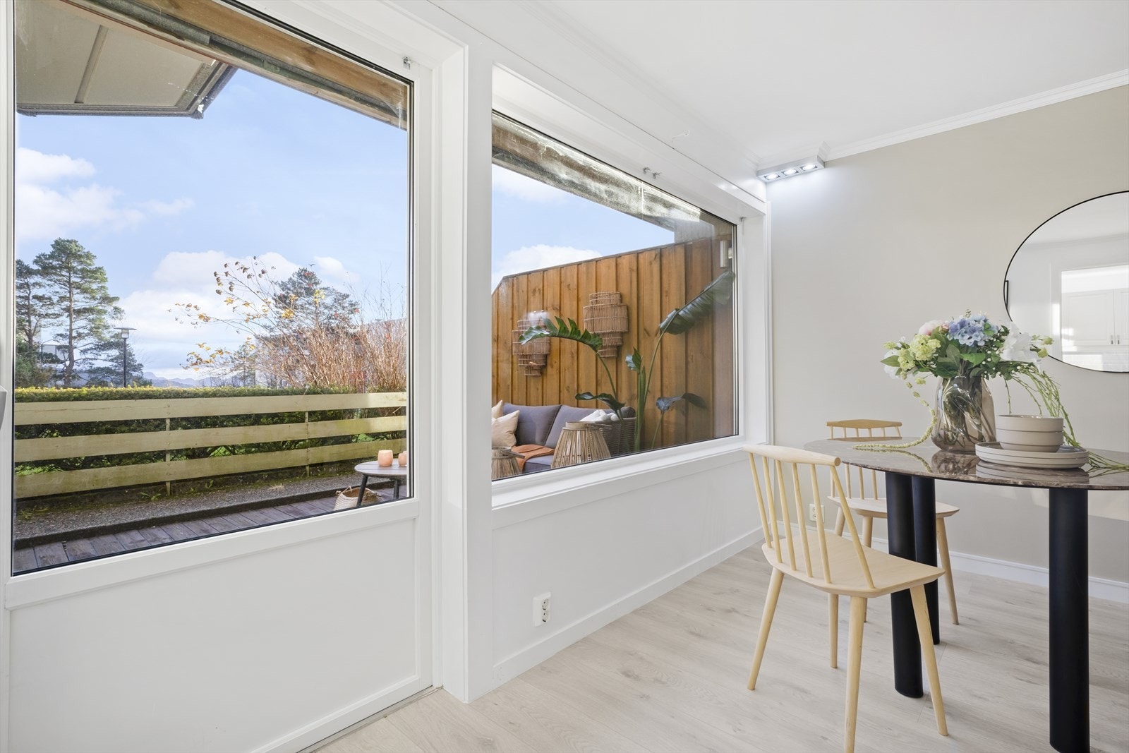 Fra stuen er det utgang til terrassen på hele 20 m². Galleribilde