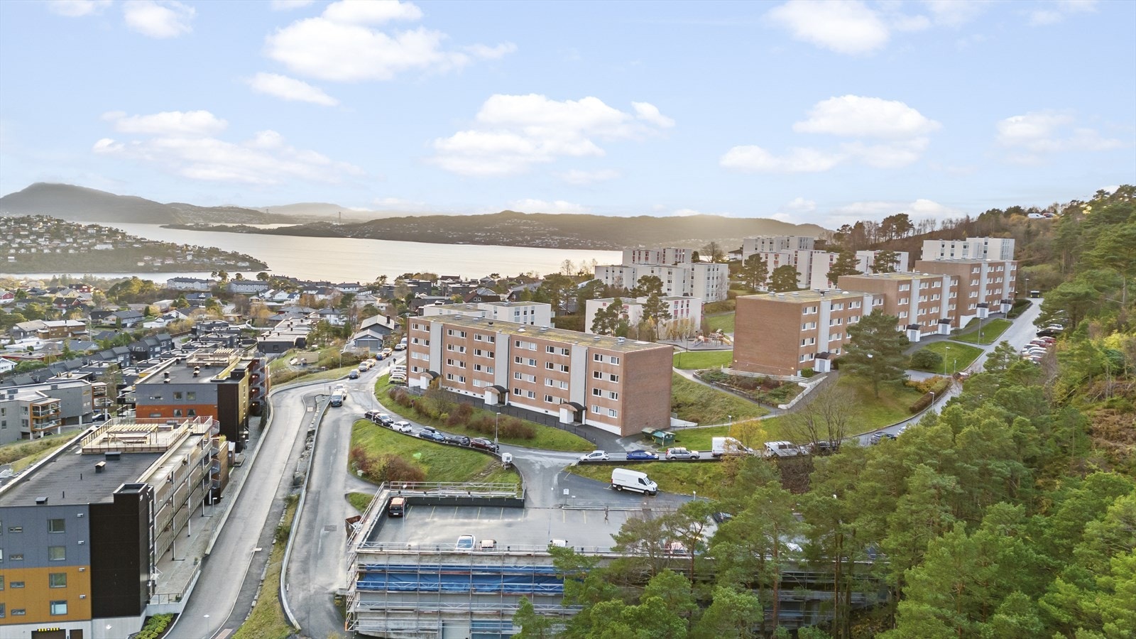 Kort avstand til dagligvarebutikker som Coop og Kiwi og gode bussforbindelser nede i hovedveien der linje 3 passerer hyppig. Galleribilde