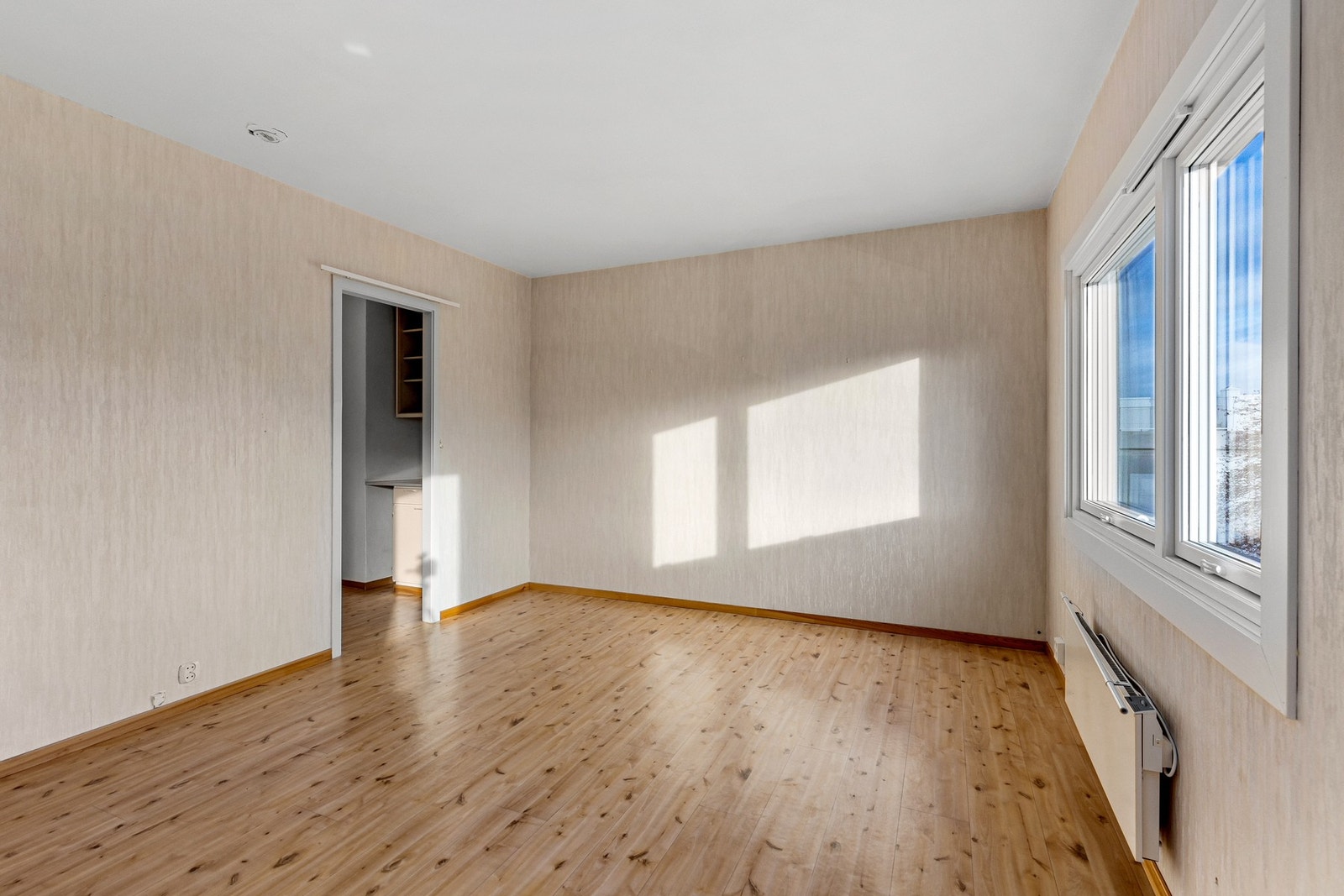 Leiligheten er 32 kvm BRA med to eksterne boder på 3 kvm hver i kjeller. Galleribilde