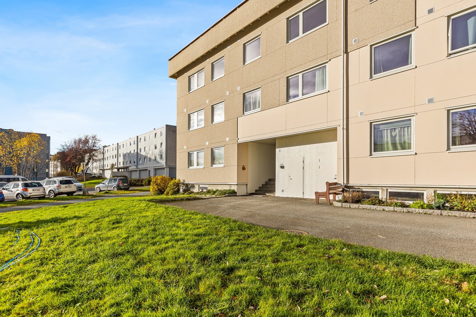 Inngangsparti. Det er felles sykkelbod ved inngangsdøren, i tillegg til to boder i kjeller. Galleribilde