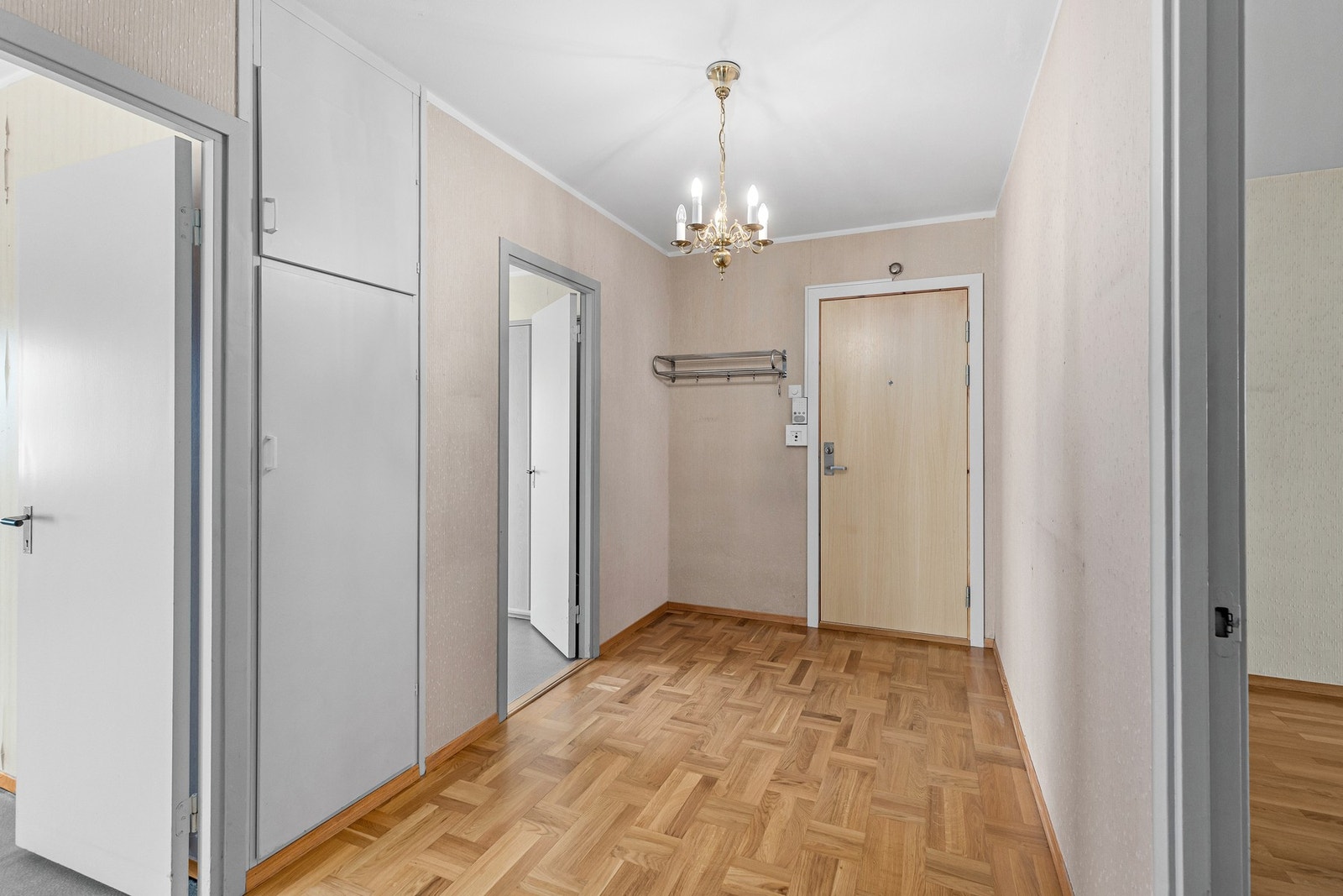 Romslig entré med tilgang på to soverom, toalett og bad/vaskerom. Galleribilde