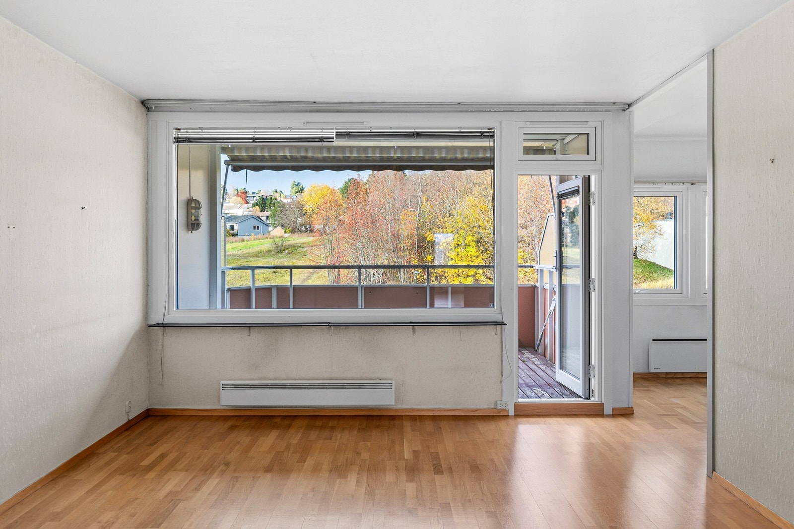 Store vindusflater og delvis åpen løsning gir godt med gjennomlys. Galleribilde