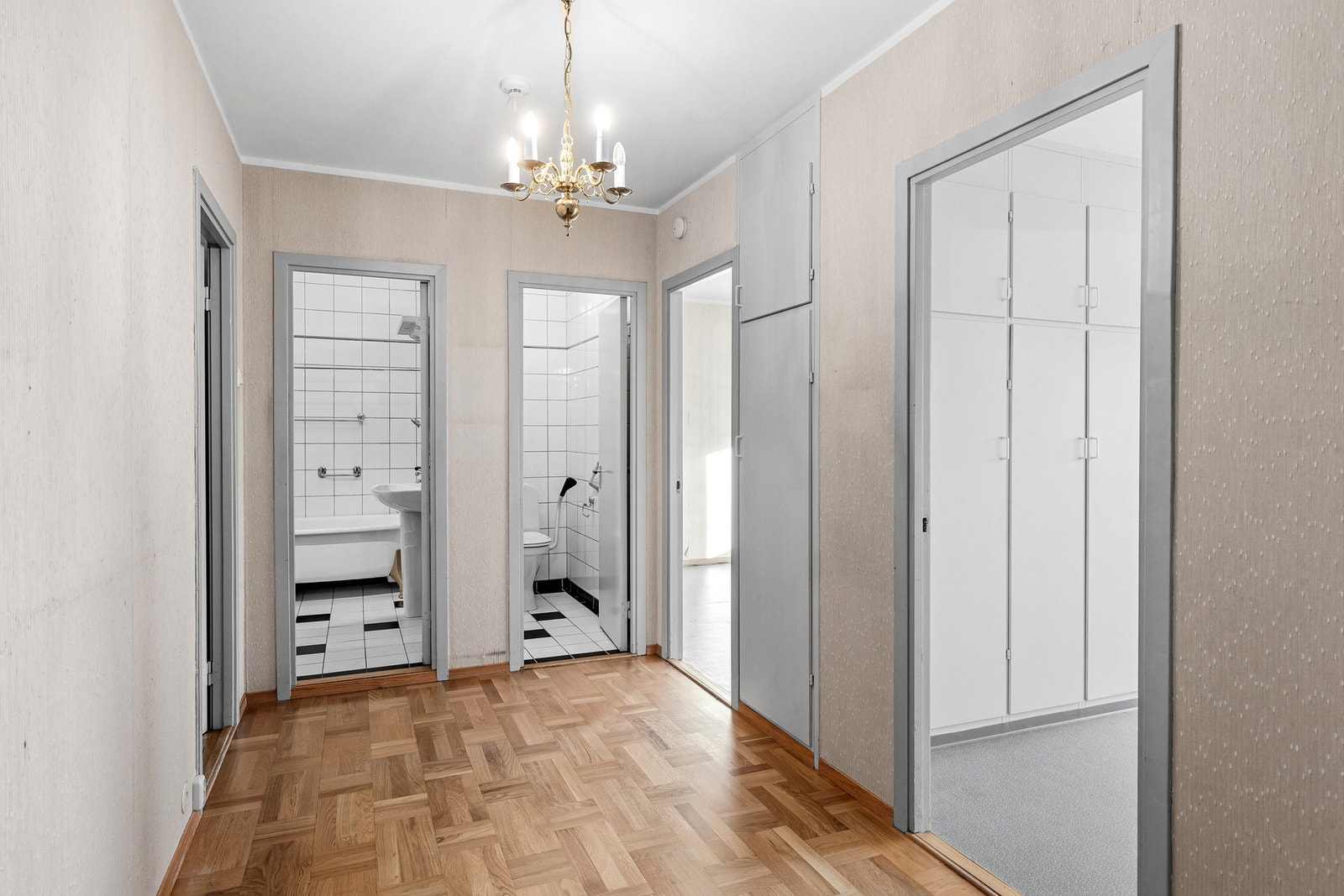 Romslig entré med tilgang på to soverom, toalett og bad/vaskerom. Galleribilde